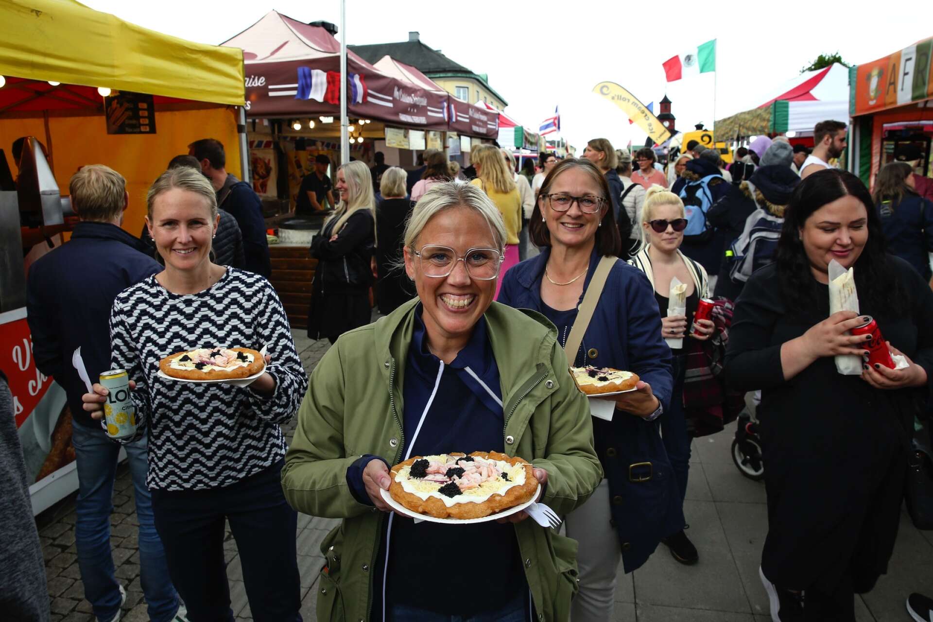 Moa Wallin, Maria Svensk och Maria Danielsson tog lunchrast från Thunbolaget för att ta en promenad ned till Torgbron och matmarknaden.