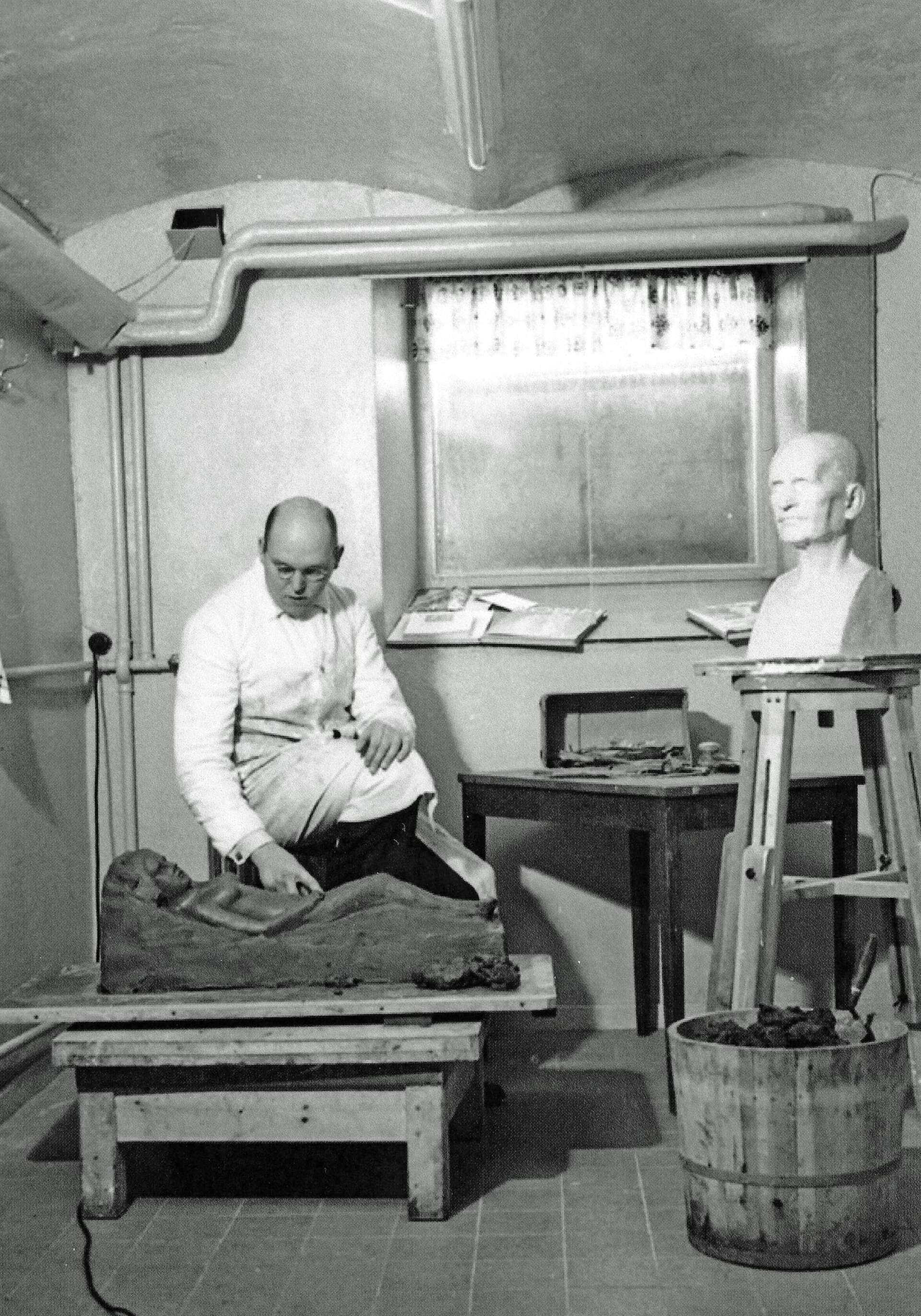 Holger Andersson hade under många år en ateljé i källaren under Holgers konditori. Där arbetade han med sina skulpturer och porträttreliefer vid sidan av arbetet i konditoriet.