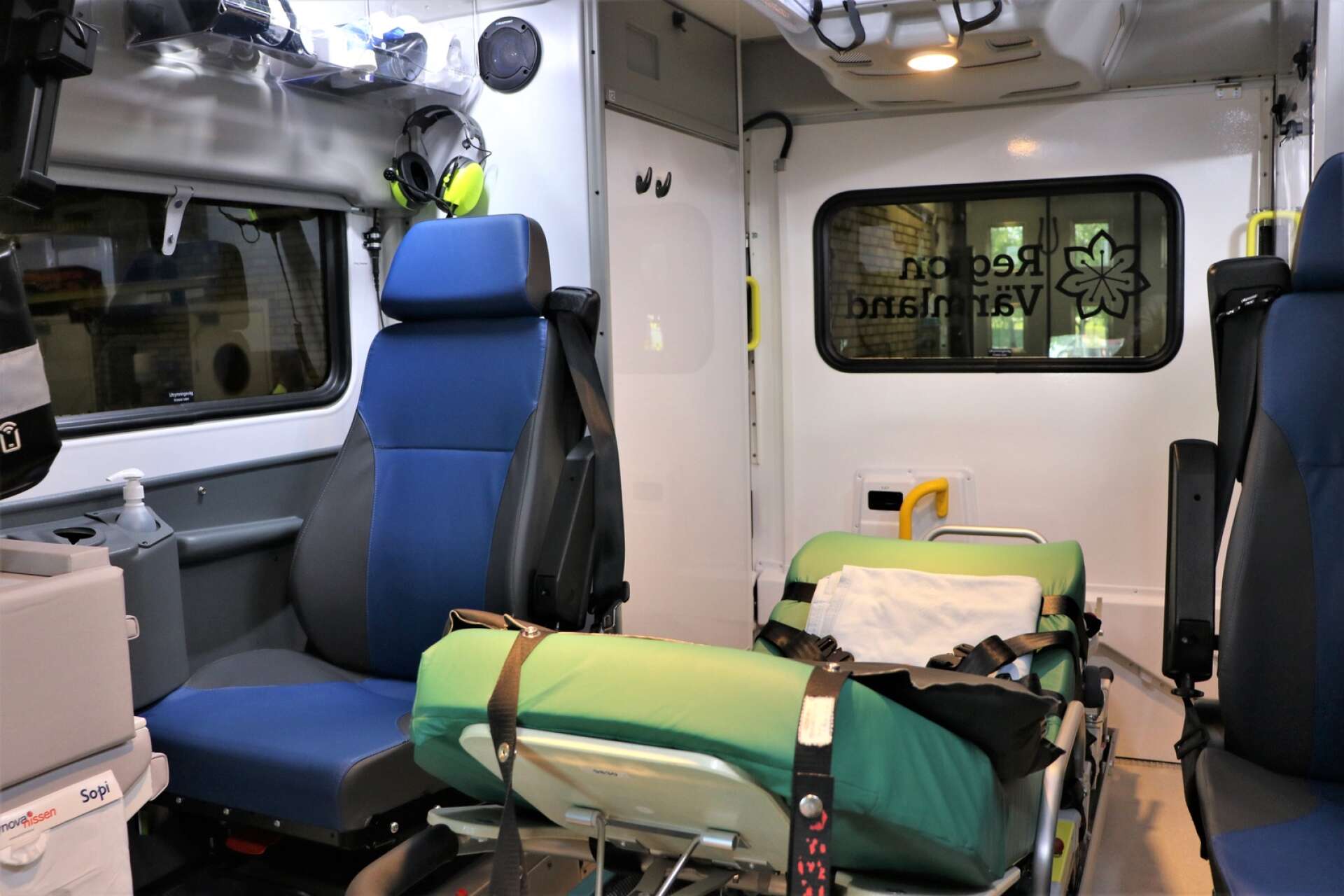 I den nya ambulansen går det att sitta vid patienten på bägge sidor. 