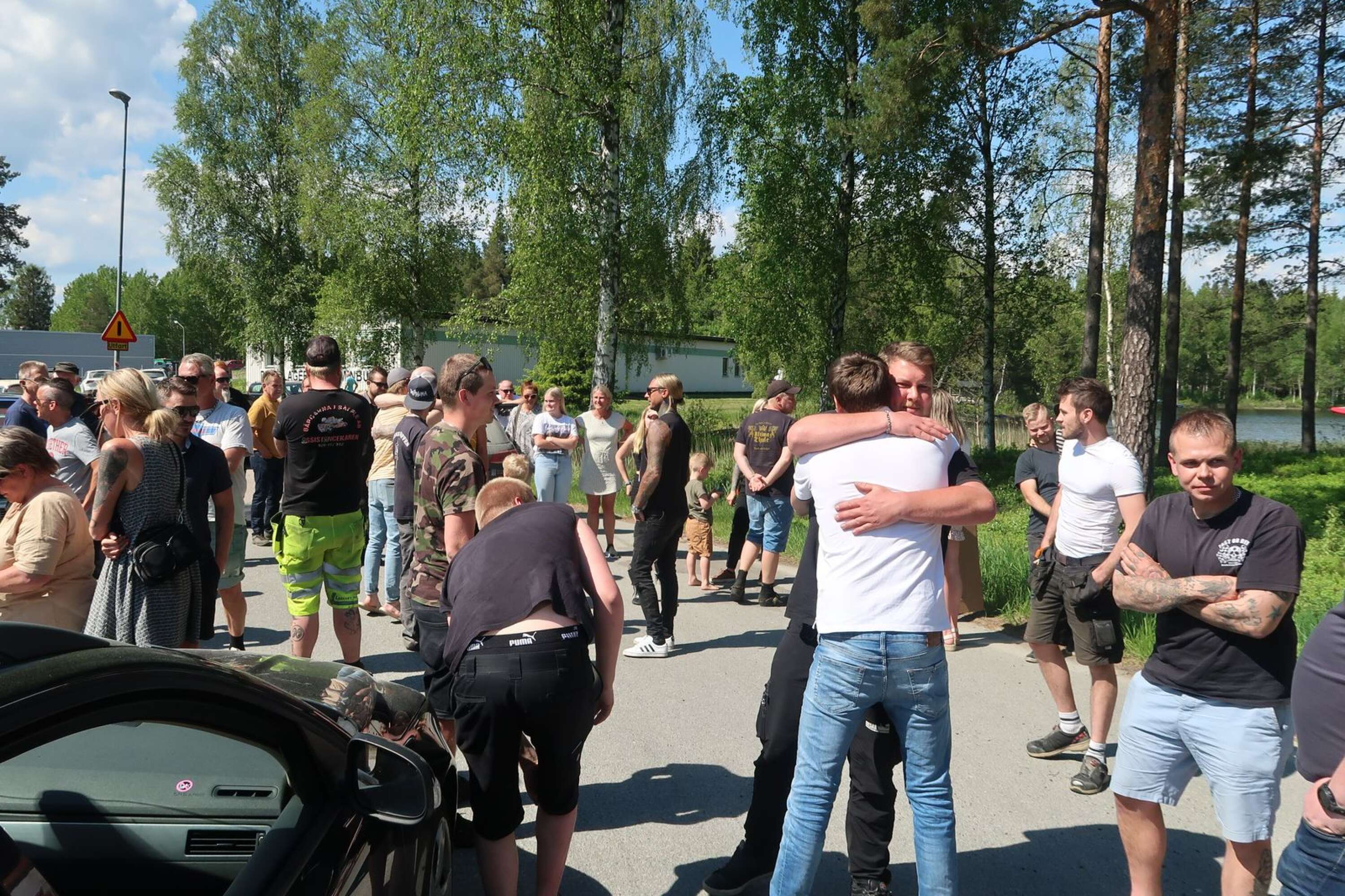 Det blev känslomässigt och många kramar när de tre männen anlände till Bengtsfors.