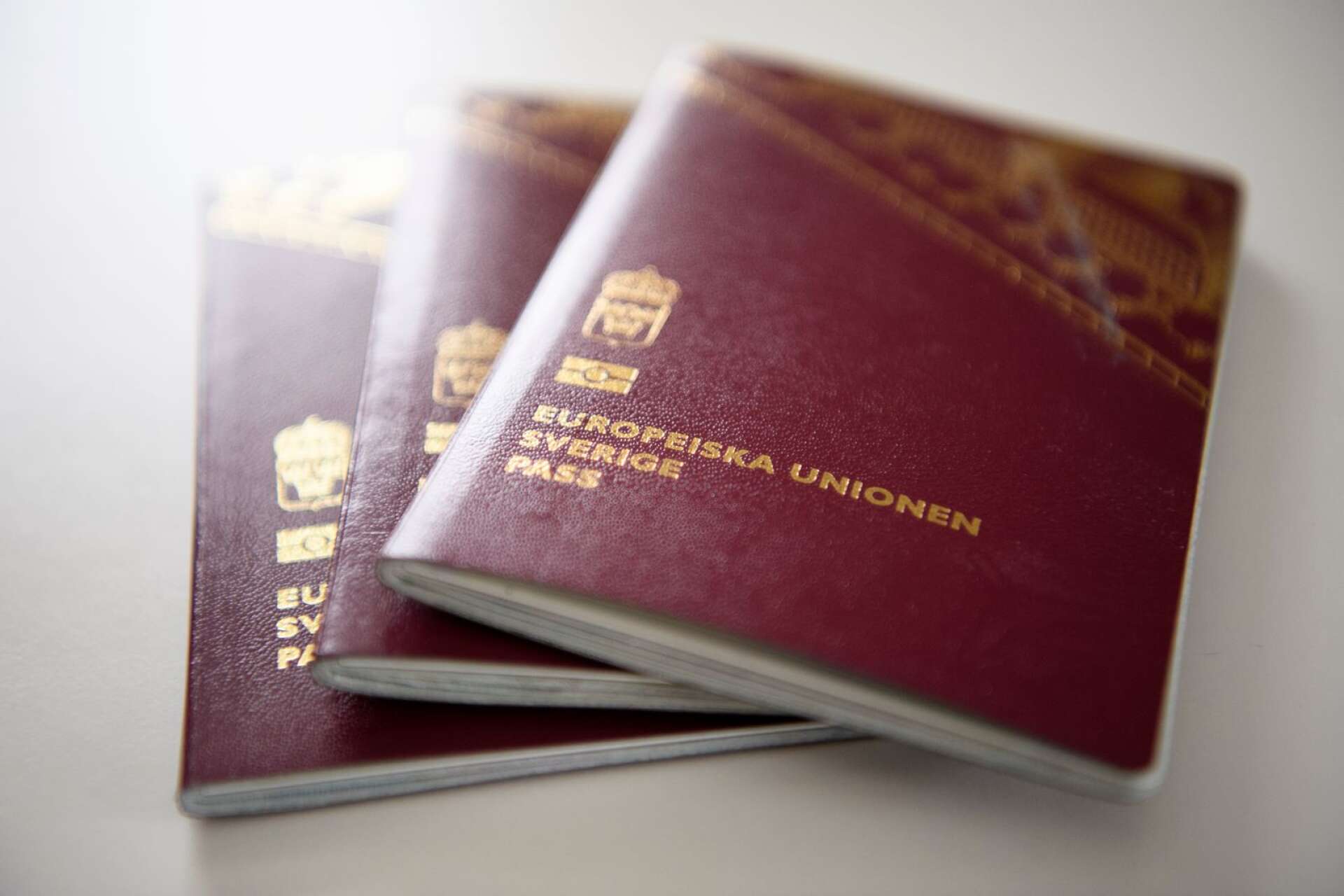 Idag behöver man inte vänta speciellt länge på att få ansöka om nytt pass. Däremot är väntetiden cirka två månader för att få det nytillverkade passet.