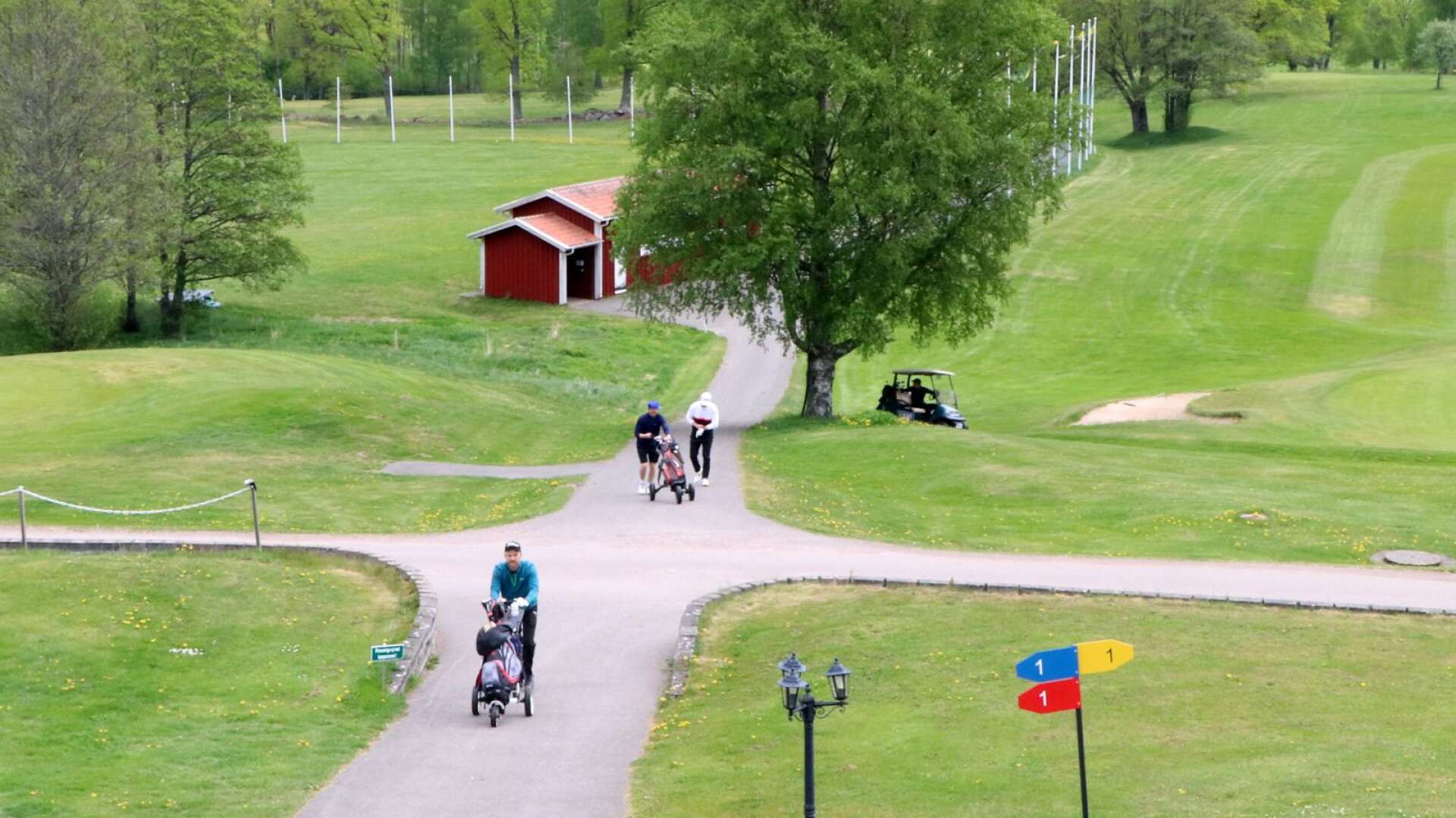 De höga energipriserna gör att Hökensås golfklubb tagit beslut om en extra medlemsavgift på tusen kronor den här säsongen.