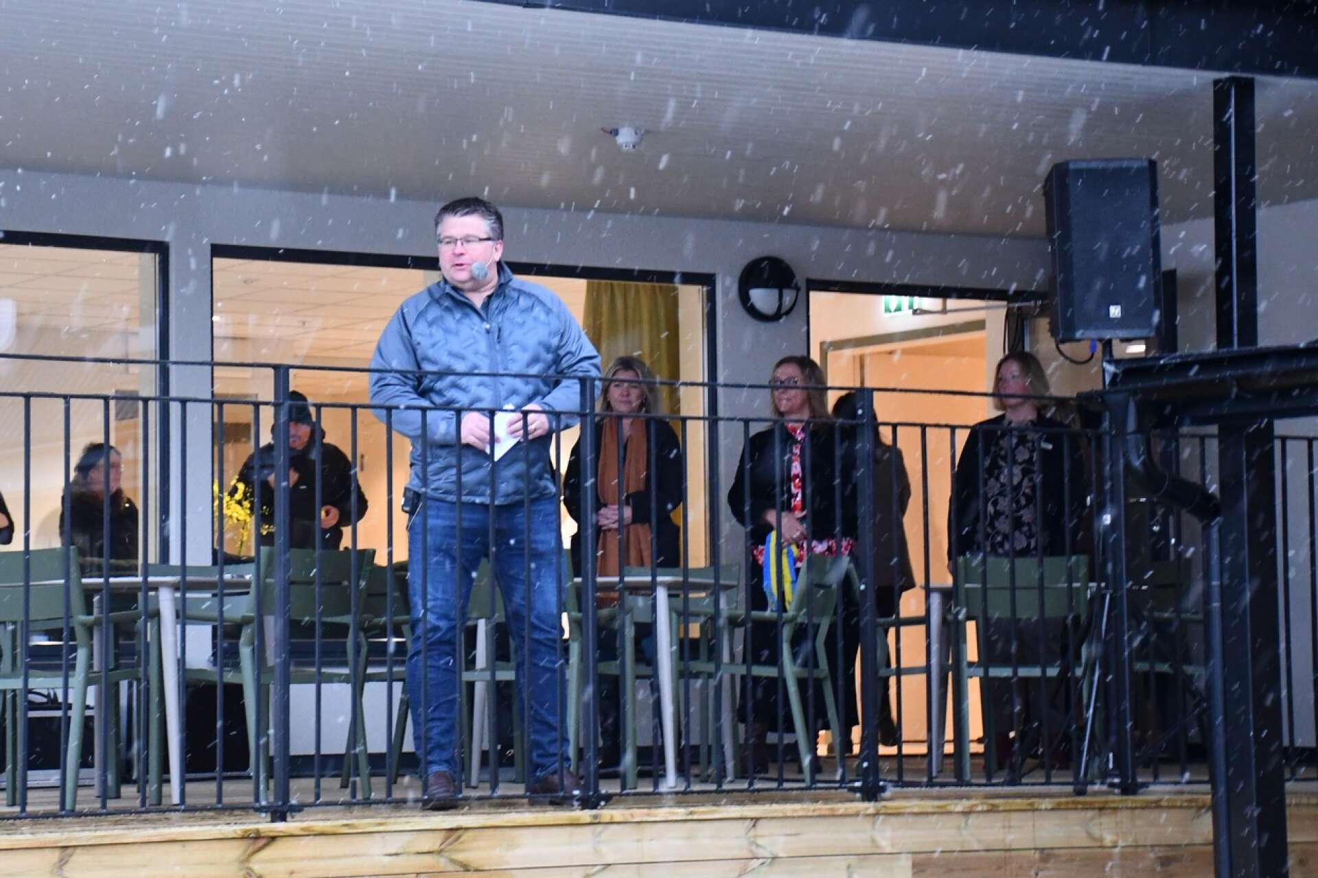 Niclas Jansson, vd för Sunne Fastighets AB, höll tal i snöyran.