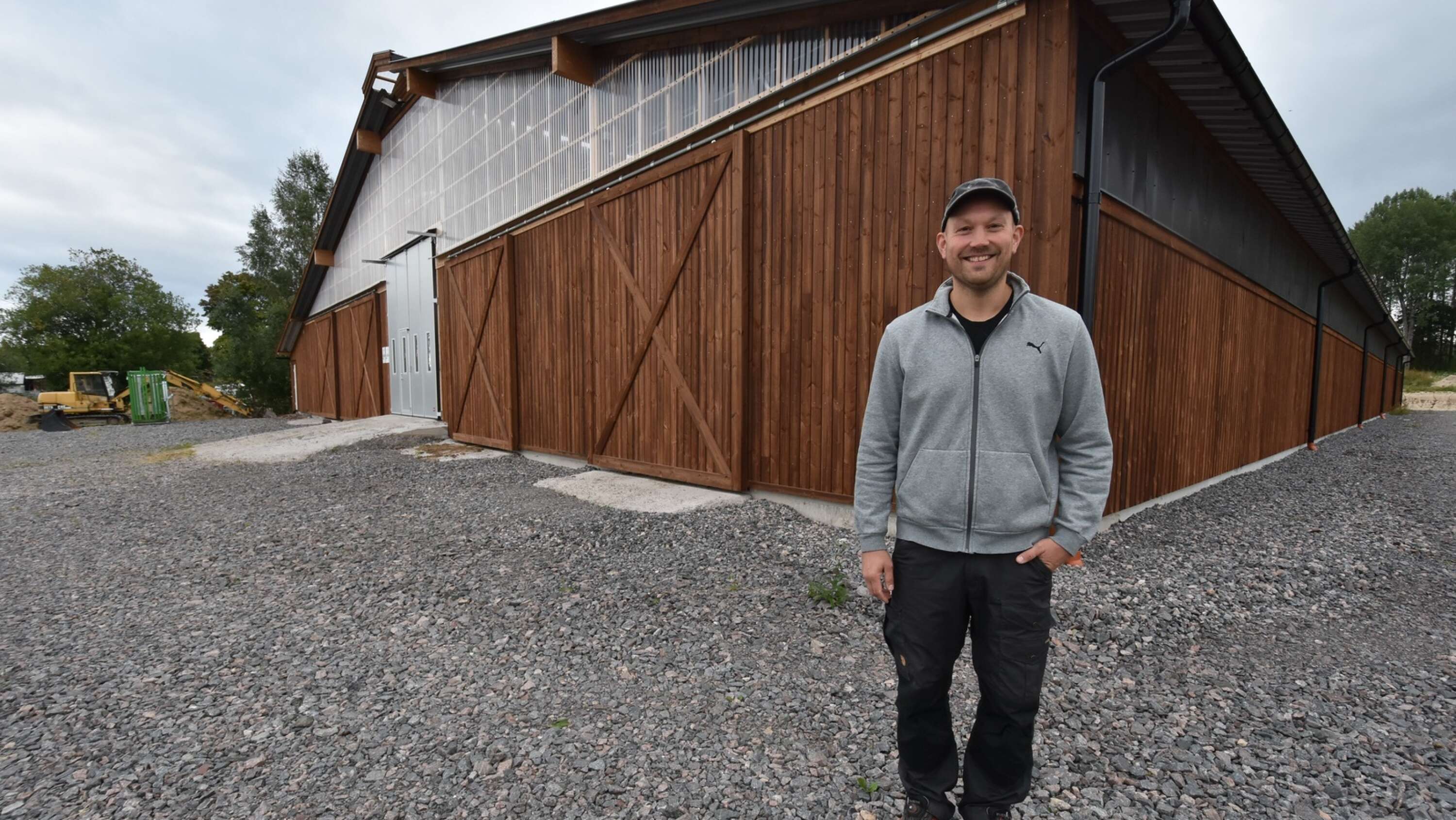 Klas Anders Haglund framför sin nybyggda ladugård.