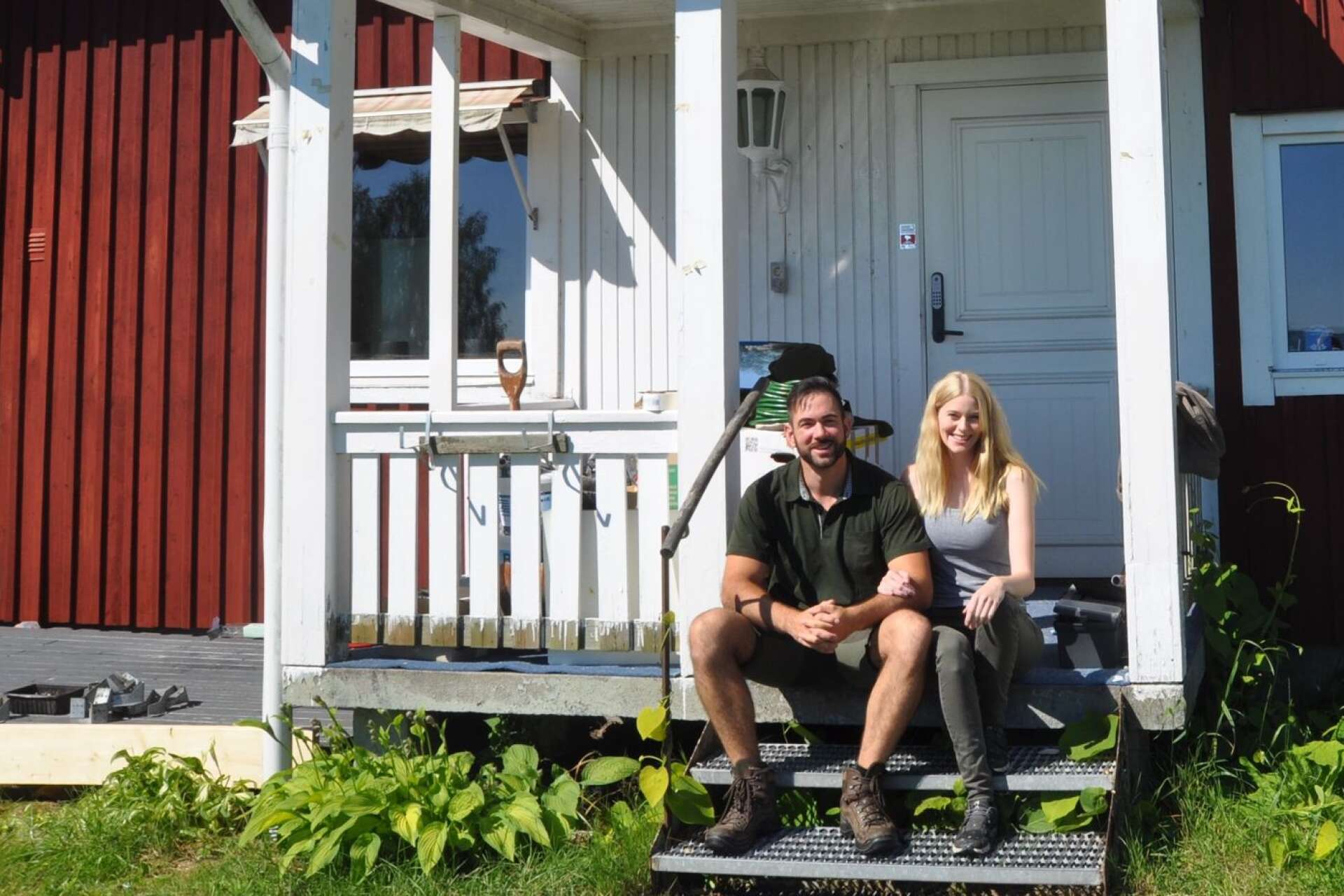 Oliver Märtz och Katharina Aldenhoff framför huset i Bjälverud, utanför Sunne.