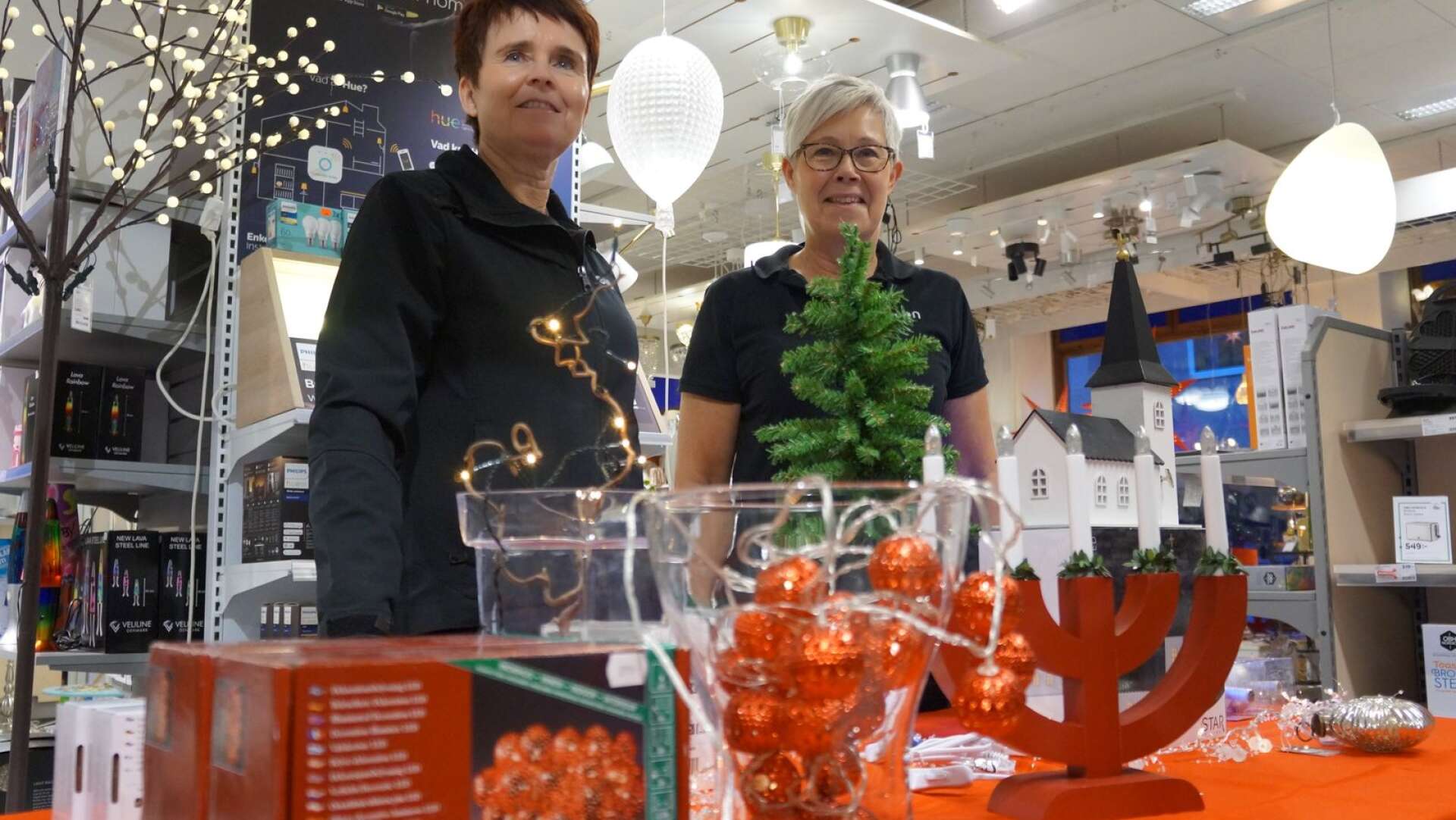 Anki Gustafsson och Ann-Liss Gustafsson på Elon i Åmål konstaterar  att suget efter julpynt har varit större än vanligt i år.