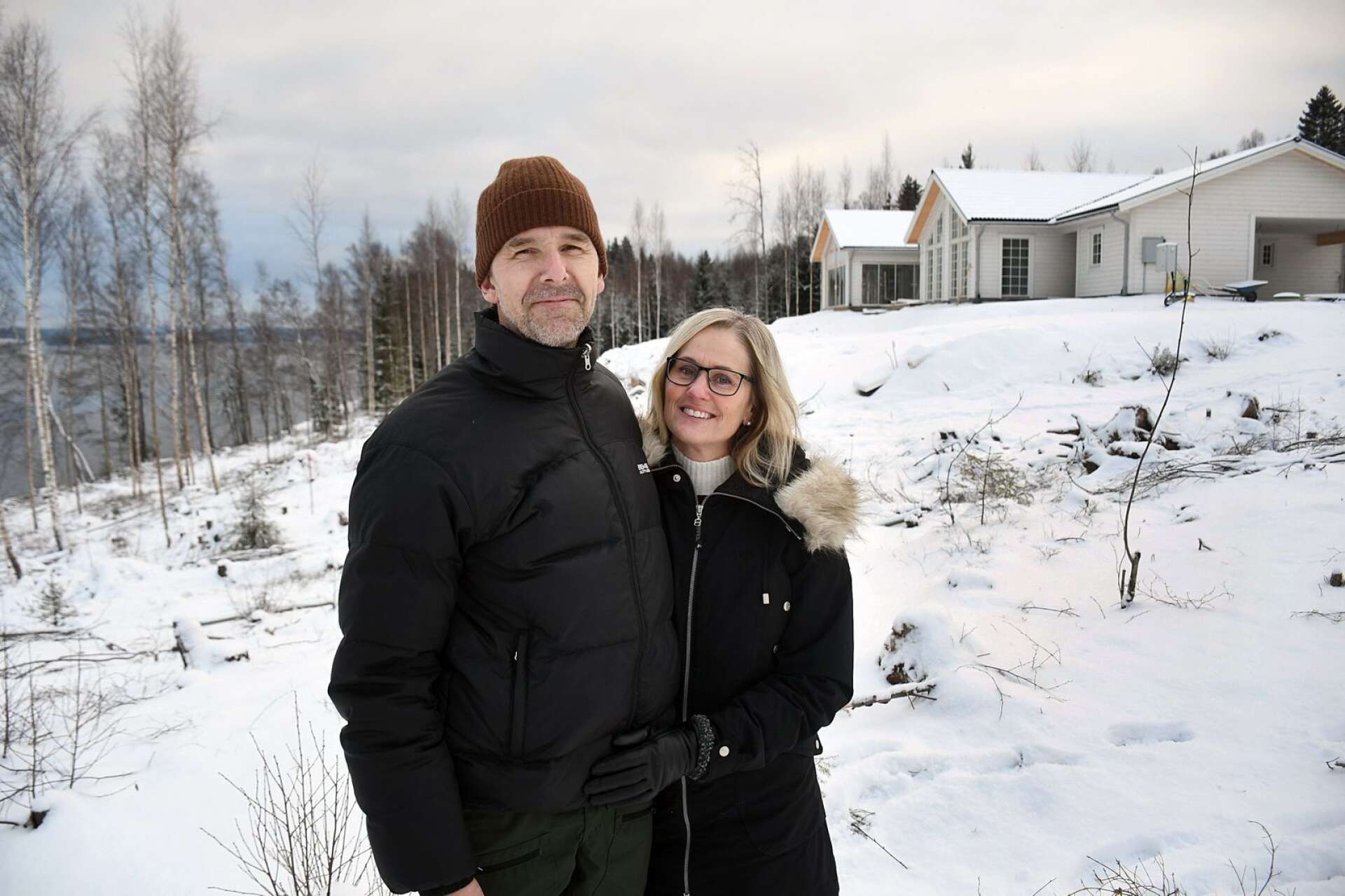 I januari skrev jag om Ninna Wester och Zeke Persson som kunnat bygga sitt drömhus i Västra Ämtervik, tack vare att kommunen tagit fram nya LIS-områden som tillåter att man bygger nära Fryken på vissa platser. 