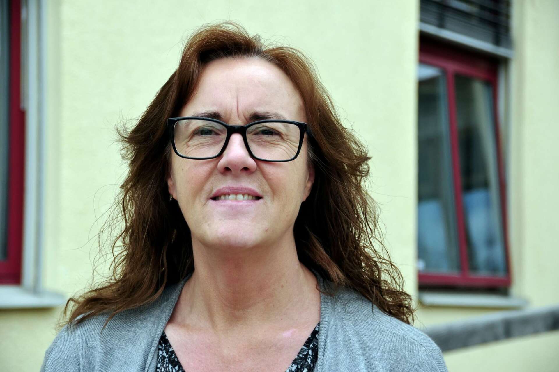 Carina Stålhandske, rektor på Strömkullegymnasiet, meddelar att fjärrundervisning kommer att ske för tvåor och treor, medan ettorna får fortsätta gå i skolan som vanligt.