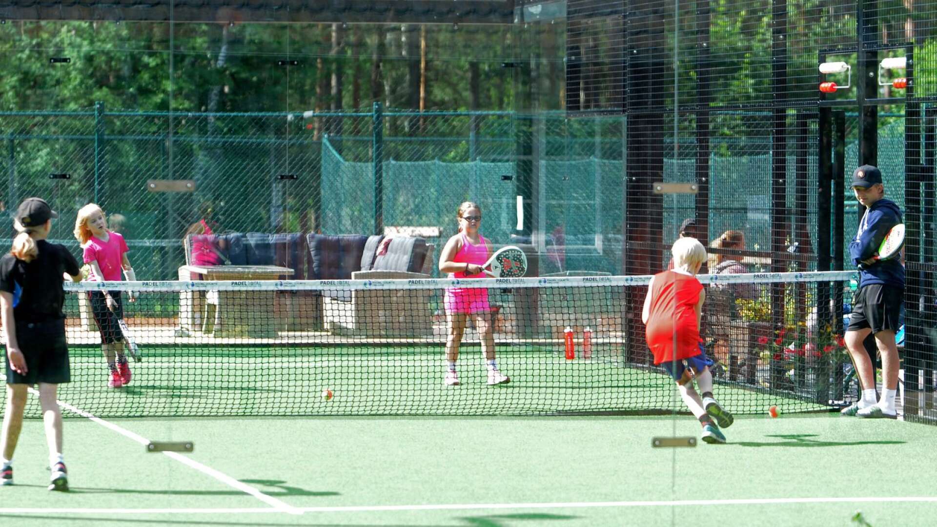 Det här är första året som Arvika Tennisklubb kan bjuda in till padel i sin sommarskola. Uppskattat av 7-9-åringarna som testade på sporten under måndagen.