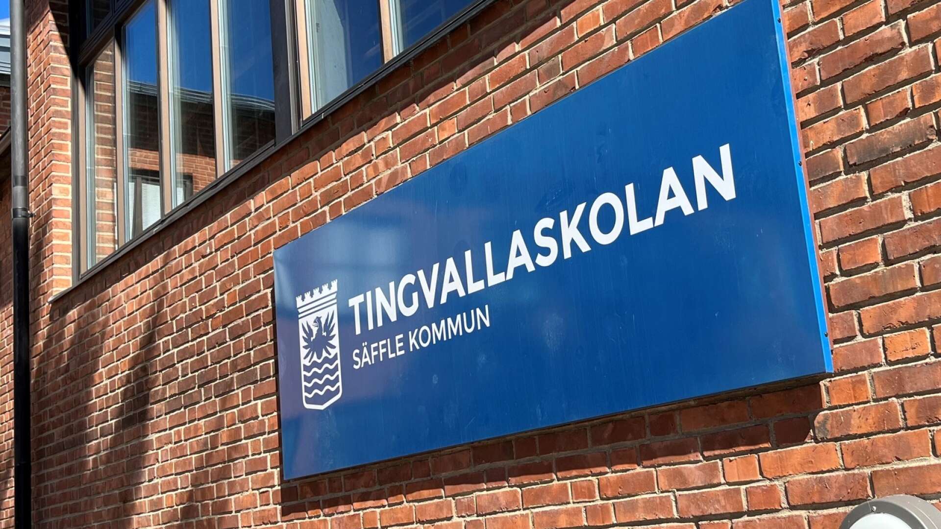 Tingvallaskolans skolgård ska enligt ett politiskt beslut byggas om. Just nu pågår en andra upphandling eftersom det första gången inte kom in några anbud.