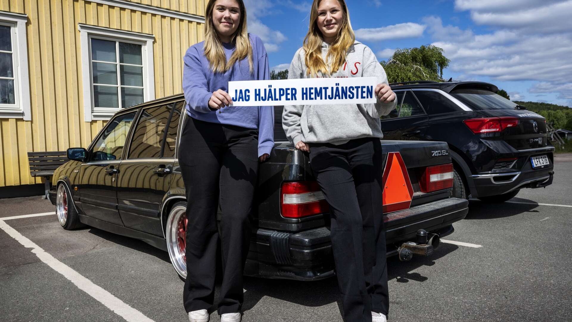 De jobbar i hemtjänsten. Inget konstigt med det, men till skillnad från sina kollegor kör Årjängstjejerna Annie Larsson, 16, och Jill Hammarström, 17, runt i en A-traktor.