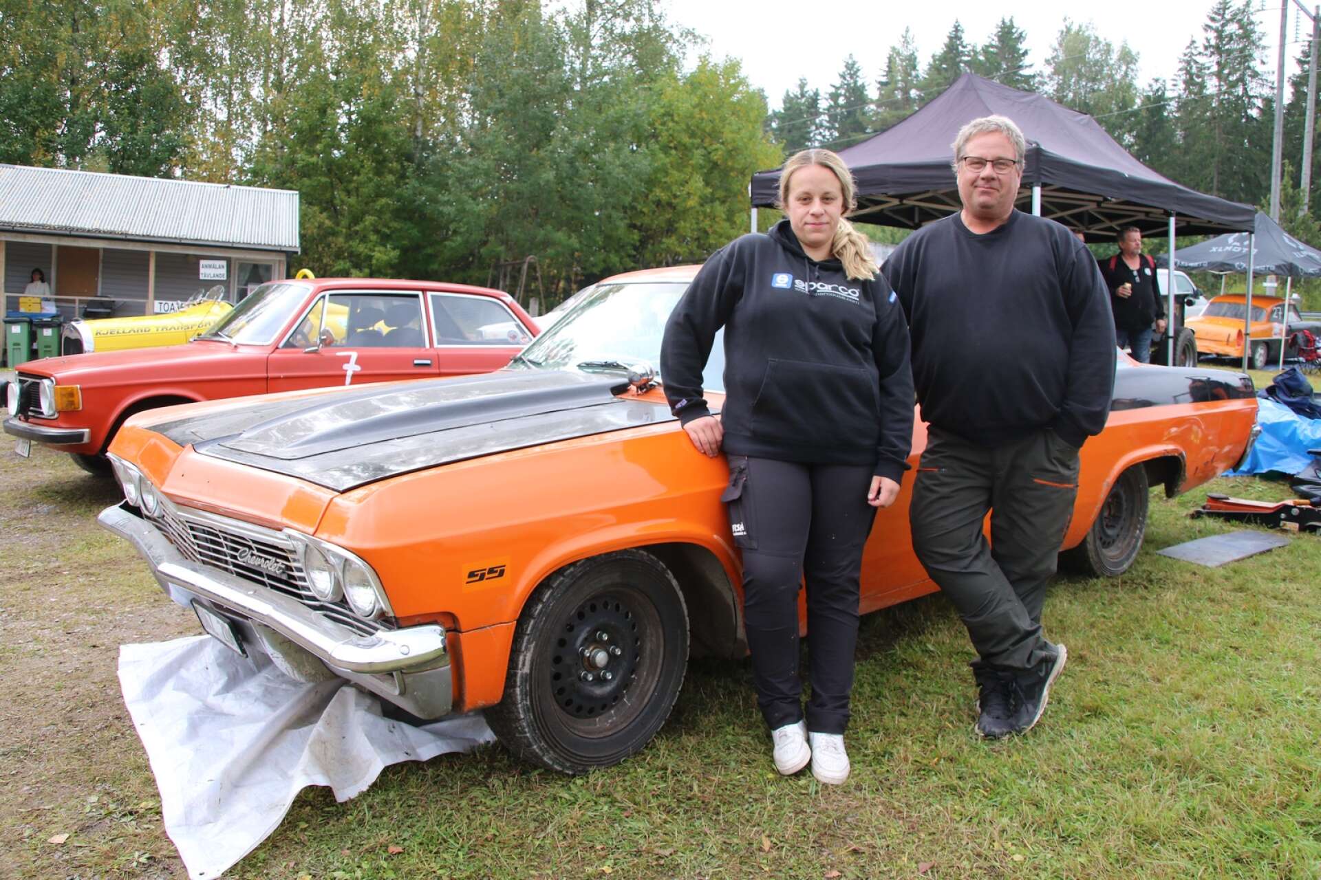 Far och dotter, Stellan och Johanna Carlsson, turades om att köra i en vrålande Impala från 1965. 