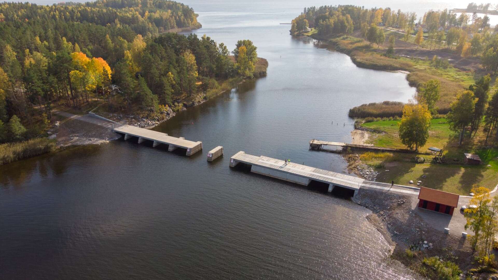 Räddningstjänsten avvaktar med att aktivera översvämningsskyddet i sundet mellan Kyrkviken och Glafsfjorden. Senaste prognosen visar att höjning planar ut efter nyår.
