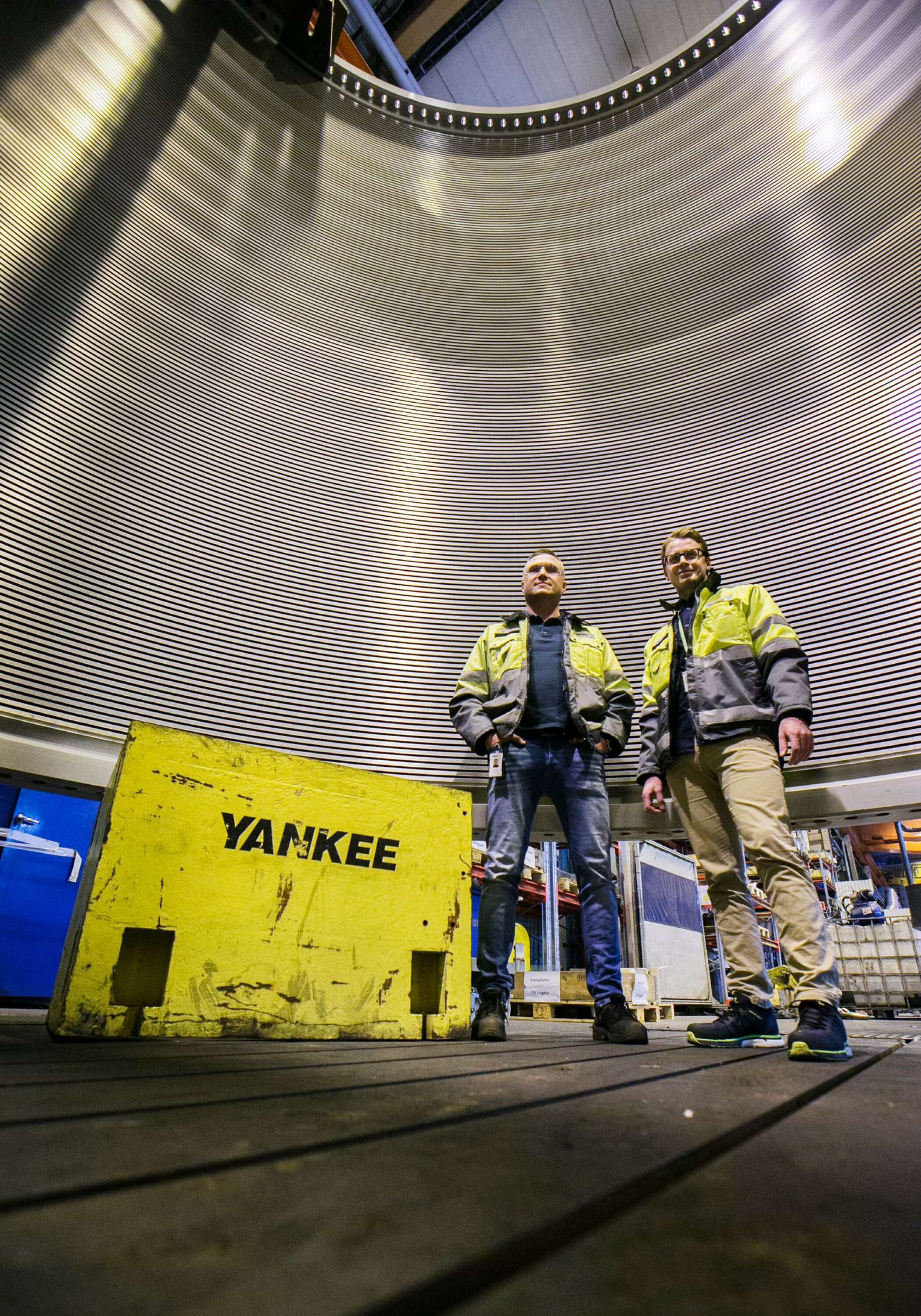 Johan Grankvist, kvalitetstekniker, och Oskar Olsson, produktägare Yankeesektionen, inne i en yankeecylinder. 