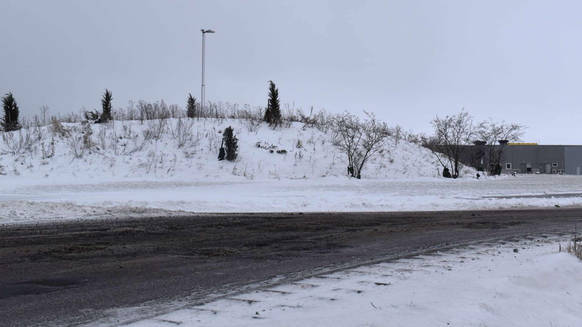 Den ömsom kalla, ömsom milda vintern ställer till det på vägarna där potthålen blir många och djupa. Bilden är tagen vid rondellen riksväg 46 och riksväg 47 i höjd med Biltema i Falköping.