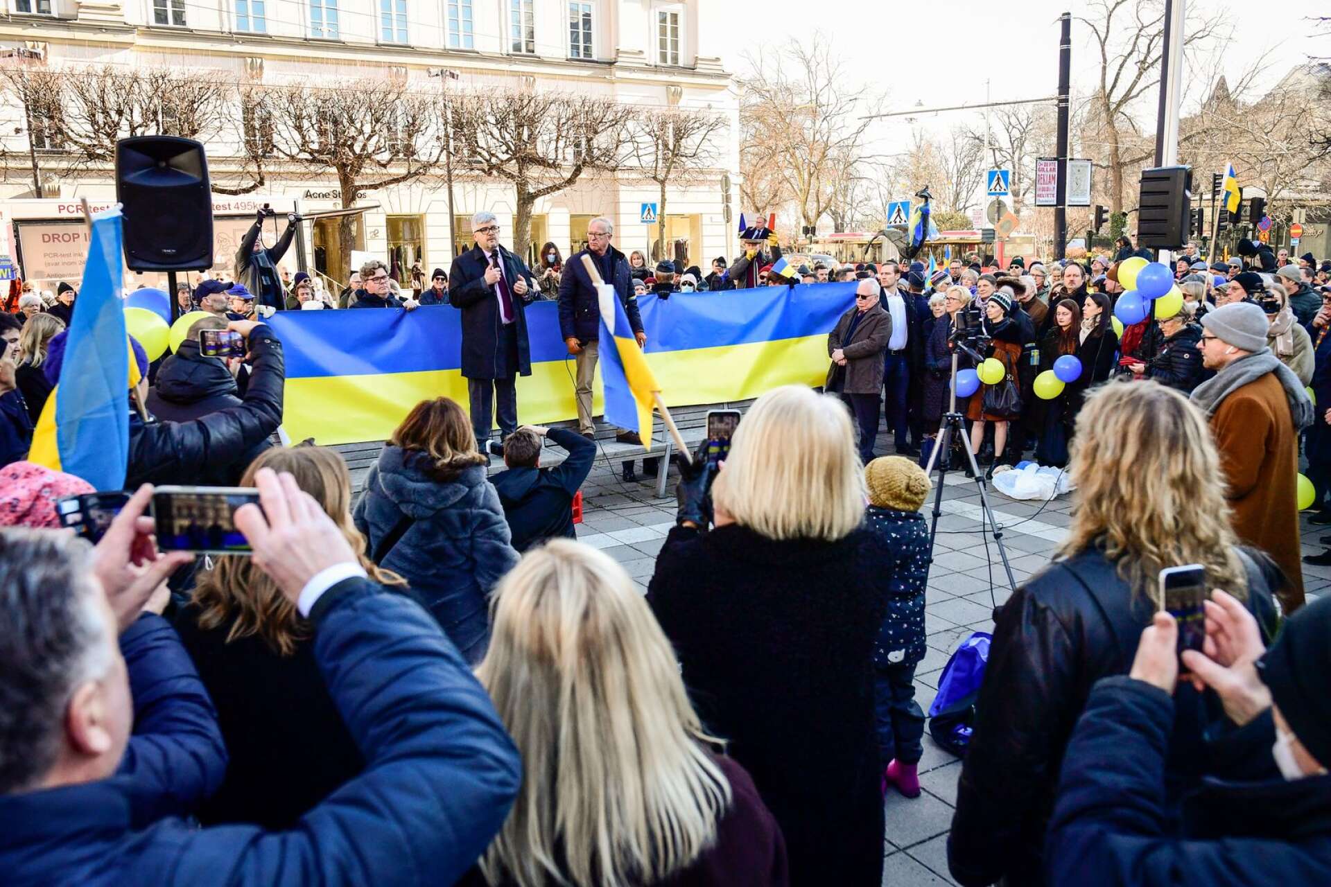 Måndagsmöte för Ukraina på Norrmalmstorg i Stockholm den 28 februari, med den ukrainske ambassadören Andrij Plachotnjuk.