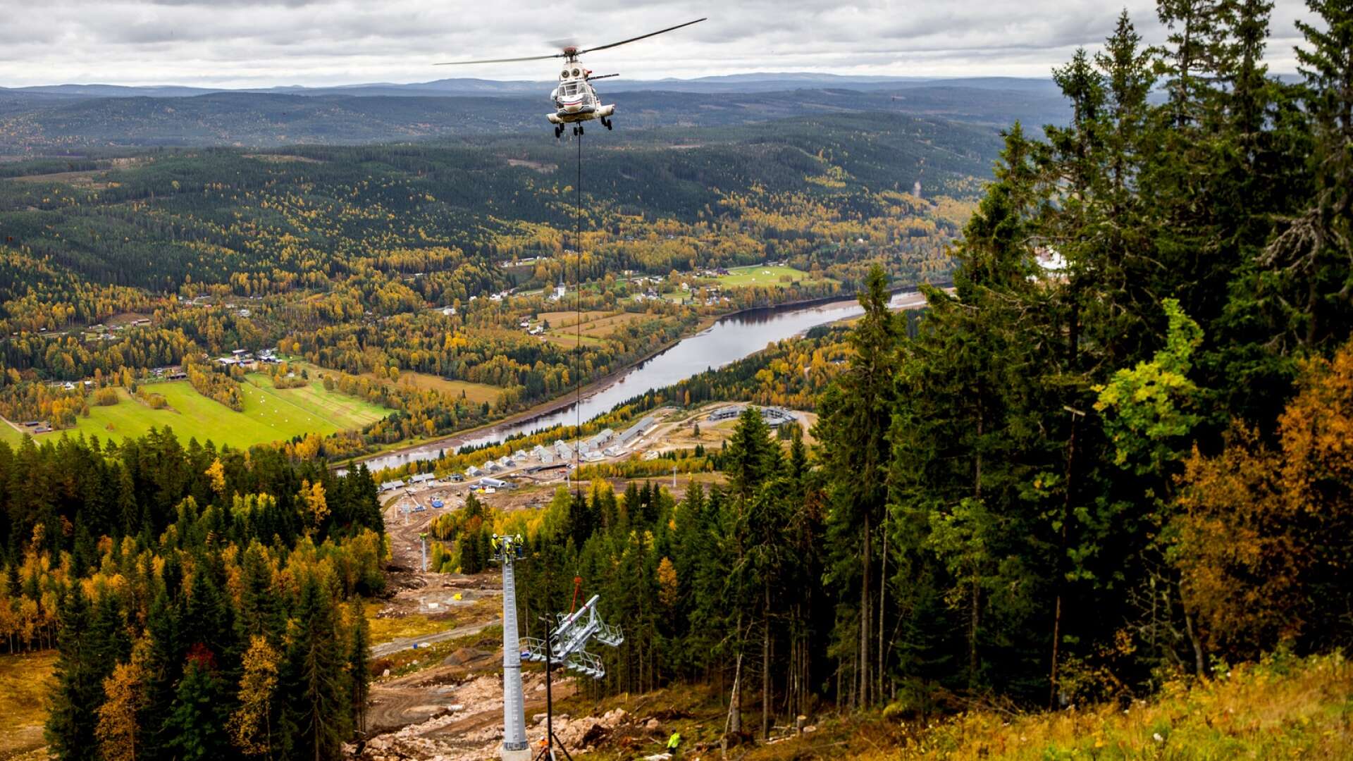 Med stor precision flög det norska helikopterteamet alla delar till de återstående masterna på plats till Branäs nya liftsystem.