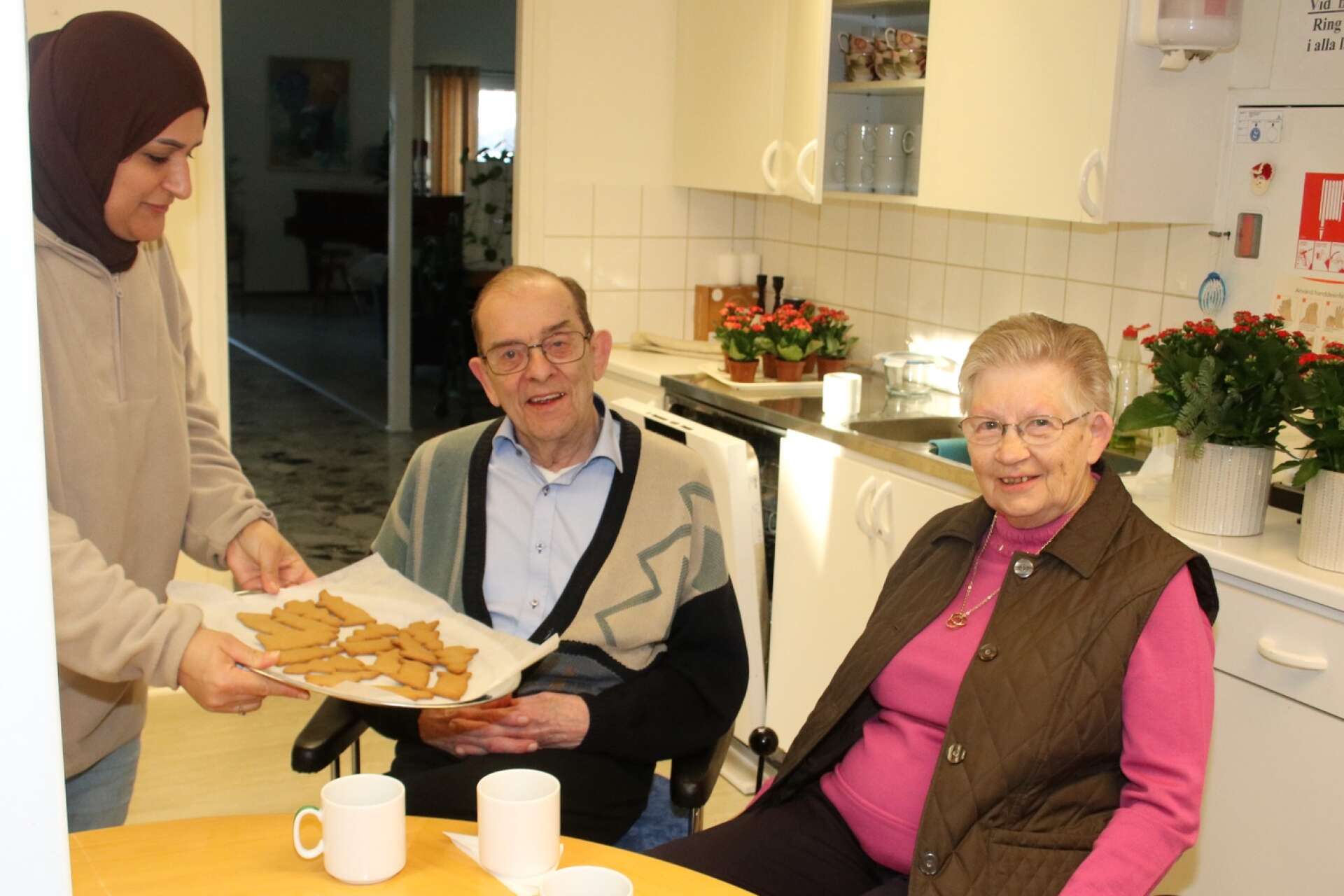 Amal Shakir serverar de första nygräddade pepparkakorna till Hans och Inger Ekström.