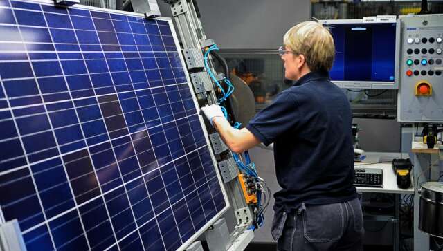 Äntligen dags att bygga solcellspaneler i Hillringsberg igen. Thomas Wedelin, som köpte fabriken 2016, räknar med produktionsstart den 1 januari nästa år. Nya stringmaskiner är beställda för ändamålet. 