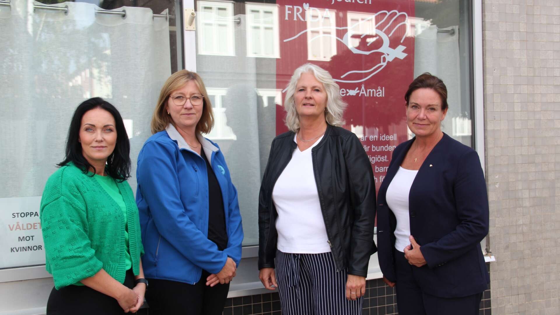 I måndags fick Kvinnojouren Frida besök vid lokalen på Perssons gränd i Säffle av tre politiker från Moderaterna. Från vänster: Camilla Ackerblad (M), Stina Höök (M), Catarina Bäckström, samordnare vid Kvinnojouren Frida, och Ann-Sofie Alm (M).