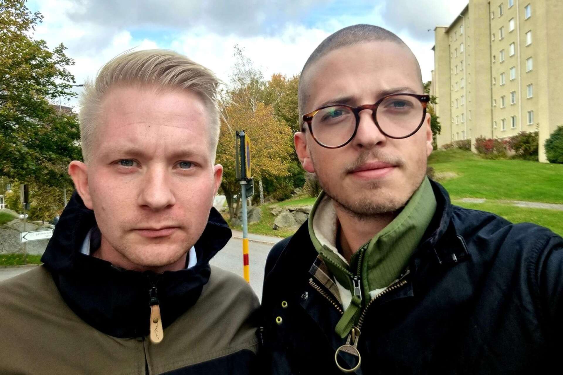 NWT:s Jonas Andersson och Viktor Sunnemark på plats i Biskopsgården i Göteborg.