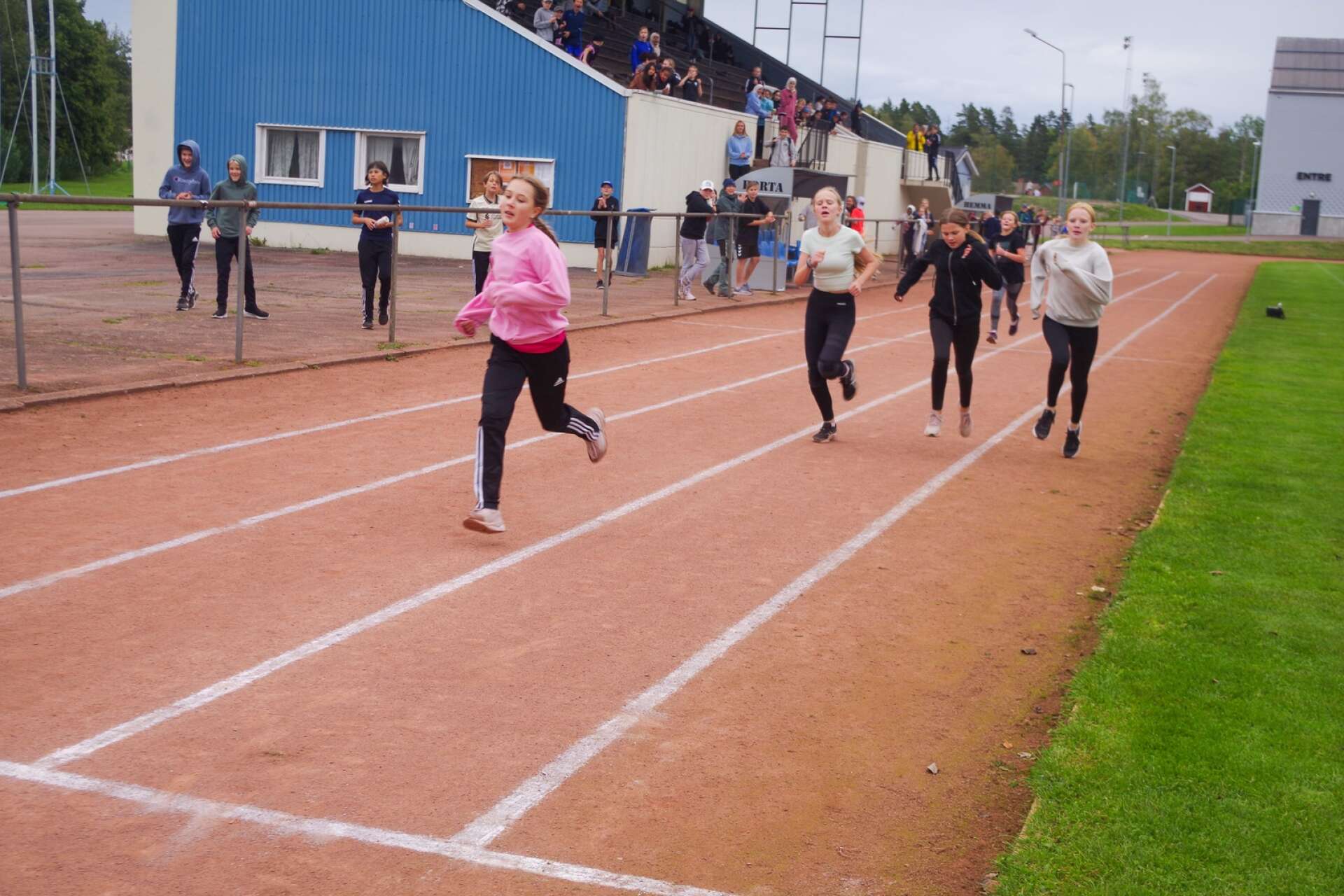 Några sekunder efter var Ellie Pettersson från 6A, Astrid Josefsson från 6B, Maya Månsson från 6B och Tuva Eriksson Dahlberg från 6A.
