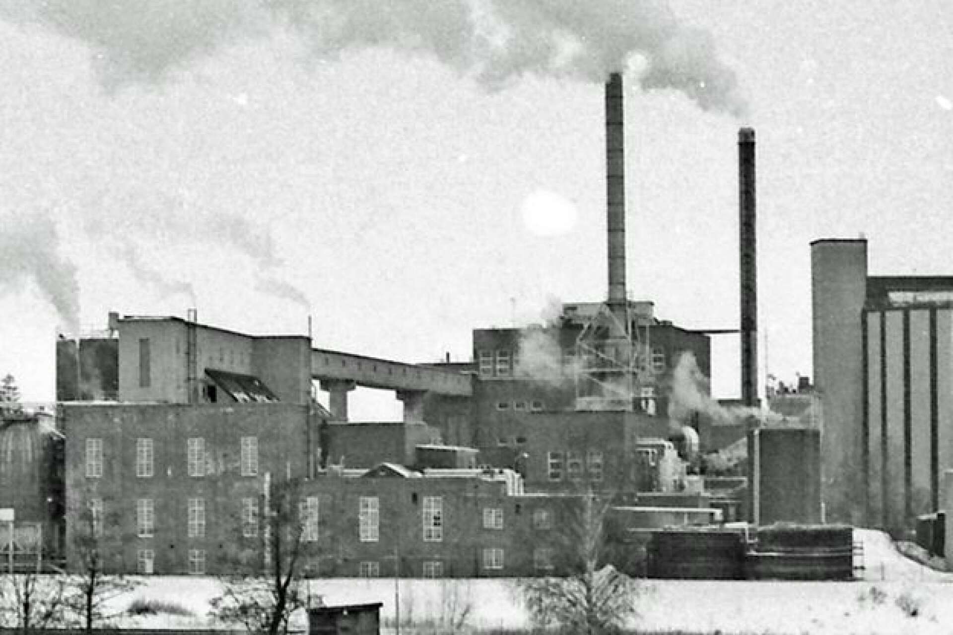 Det stod fortfarande Billerud på brukets tak när Säffle stad 1971 blev Säffle kommun och så skulle det vara ett tag till. Året därpå fanns det 444 anställda på bruket, 293 på huvudkontoret och 106 på forskningsinstitutionen.