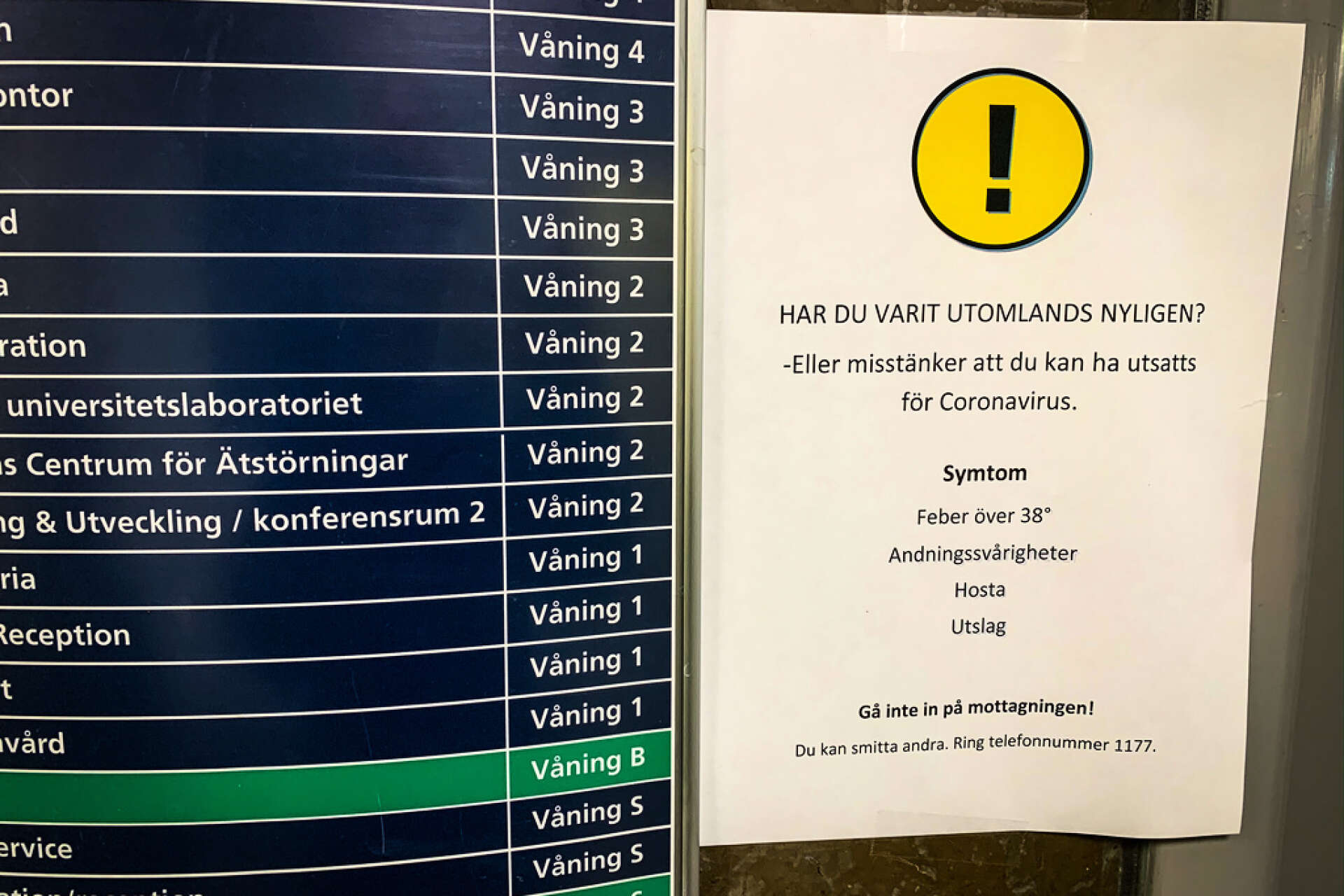 Anslag med information om coronaviruset sars-cov-2 uppsatt utanför hissarna på Maria Sjukhus på Södermalm i Stockholm. Arkivbild.