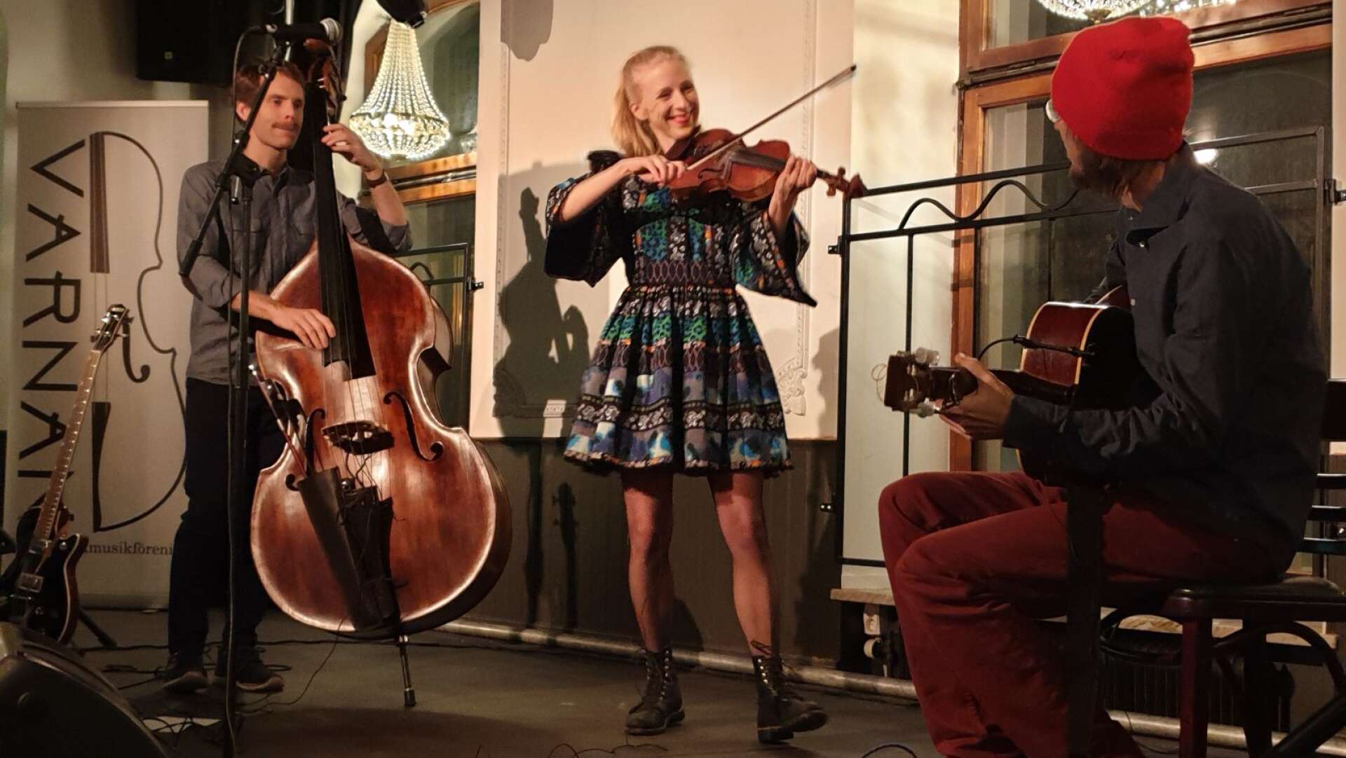 Lena Jonsson Trio består av Lena Jonsson, riksspelman på fiol, Kristoffer Sundström på bas och Erik Ronström på gitarr.