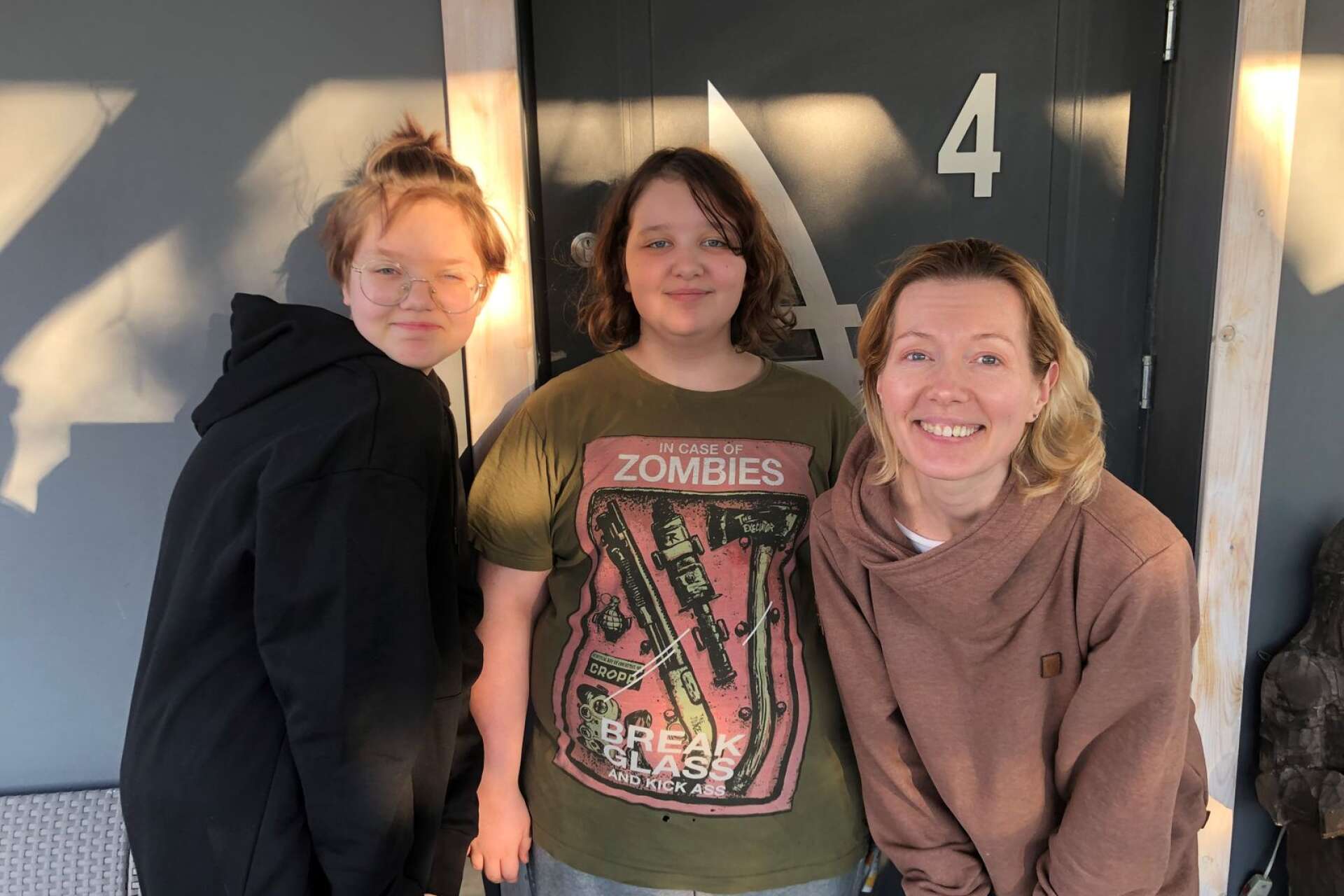 Oleya och hennes två döttrar hade en tuff resa bakom sig när Janne Ekelöf träffade dem vid gränsen. Nu bor de i Stockholm.
