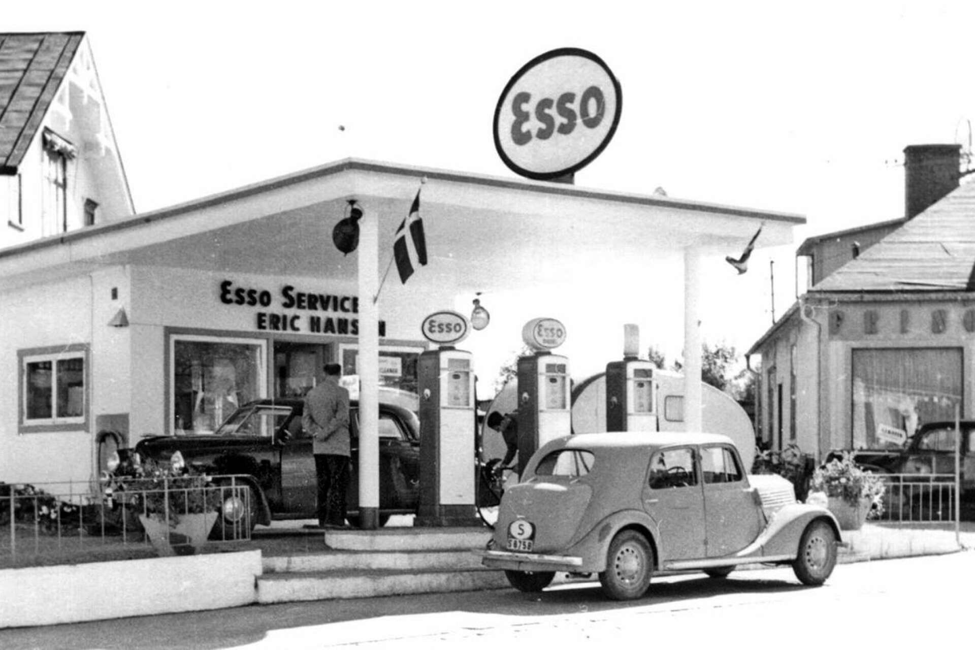 Flera bensinstationer fanns tidigt längs Karlstadsvägen. En av dessa var Esso. När bensinförsäljningen med tiden upphörde blev före detta macken Säffles turistbyrå under några år.