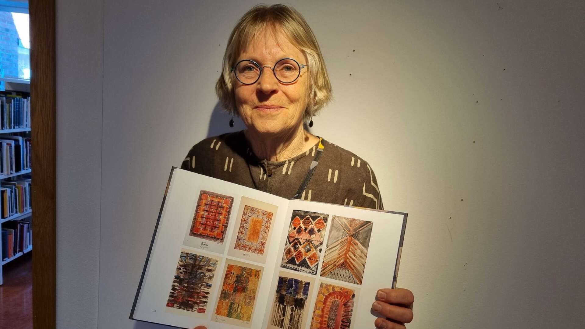 Elsa Hallbäck har skrivit en bok om textilkonstnären Ethel Halvarsson. 