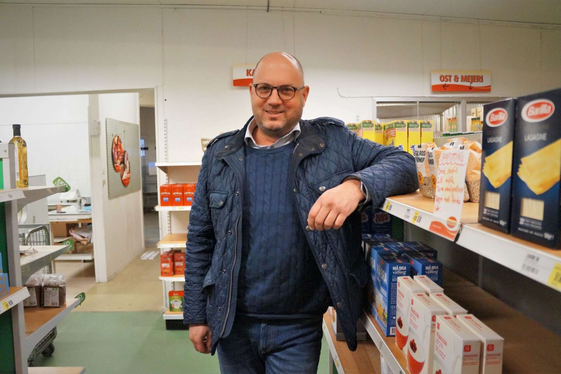 Åmåls sparkade kommundirektör Anders Sandén dök upp som lanthandlare i Fengersfors. En av årets roligaste nyheter i Åmål.