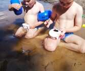 HUMOR: Bilden är tagen vid Rådasjön. Det är barnbarnen Joel och Filip Skymberg som äter mellanmål i &quot;varma poolen.&quot; 