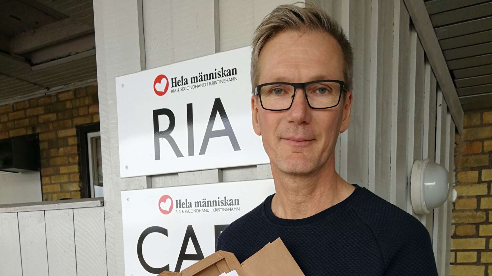 Hela människans verksamhetschef Arvid Lundtoft visar Karl-Bertil Jonsson-kassarna. 