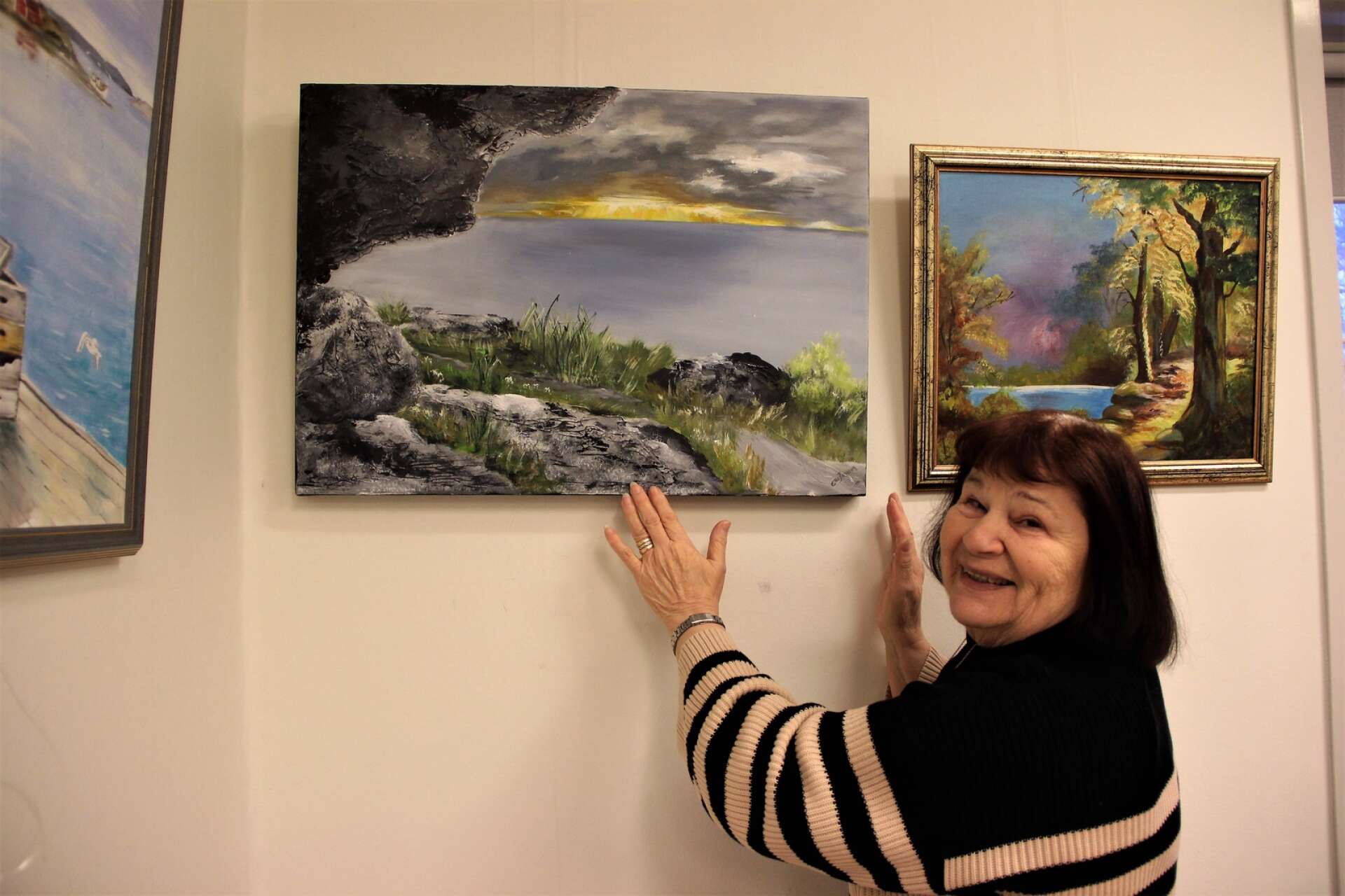 ”Högklint”, ett motiv Ella Jansson fångat på Gotland och där hon låtit strukturfärg i grottkanterna ge mer liv åt målningen. 
