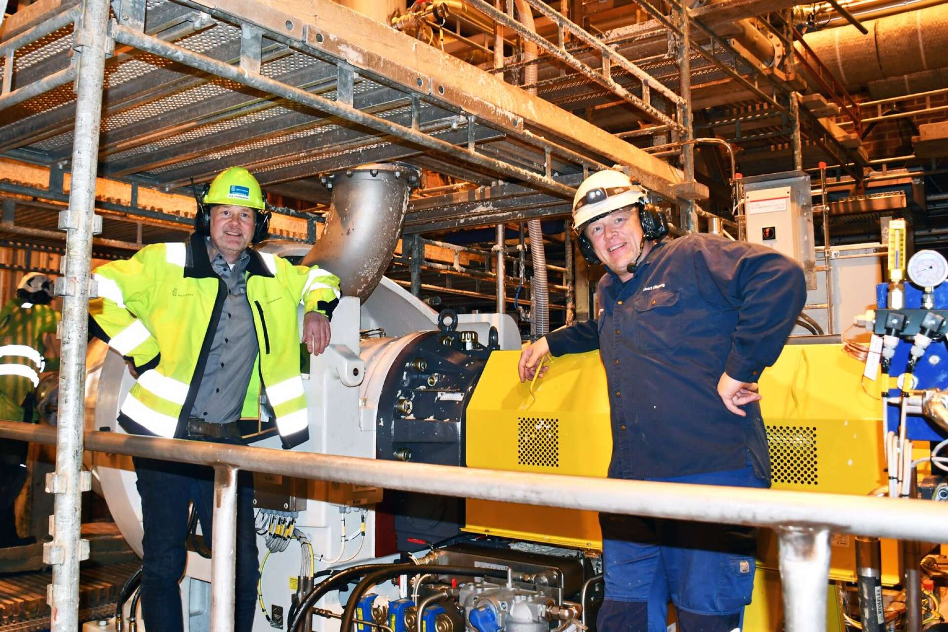 Ola Thomasson (till vänster), ny fabriksdirektör vid Rottneros bruk, tittar till nyinstallerade raffinören, som sköts av Robert Ellsberg. 