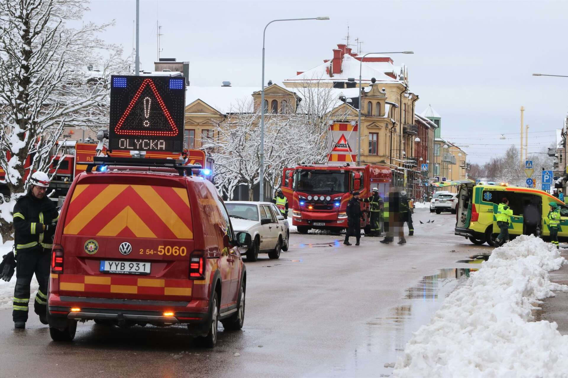 En lättare kollision mellan två fordon på Torggatan i Åmål ådrog sig ett stort räddningspådrag vid lunchtid på onsdagen. 