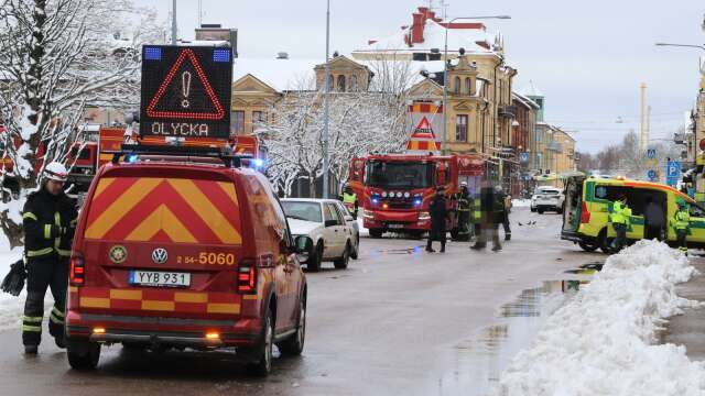 En lättare kollision mellan två fordon på Torggatan i Åmål ådrog sig ett stort räddningspådrag vid lunchtid på onsdagen. 