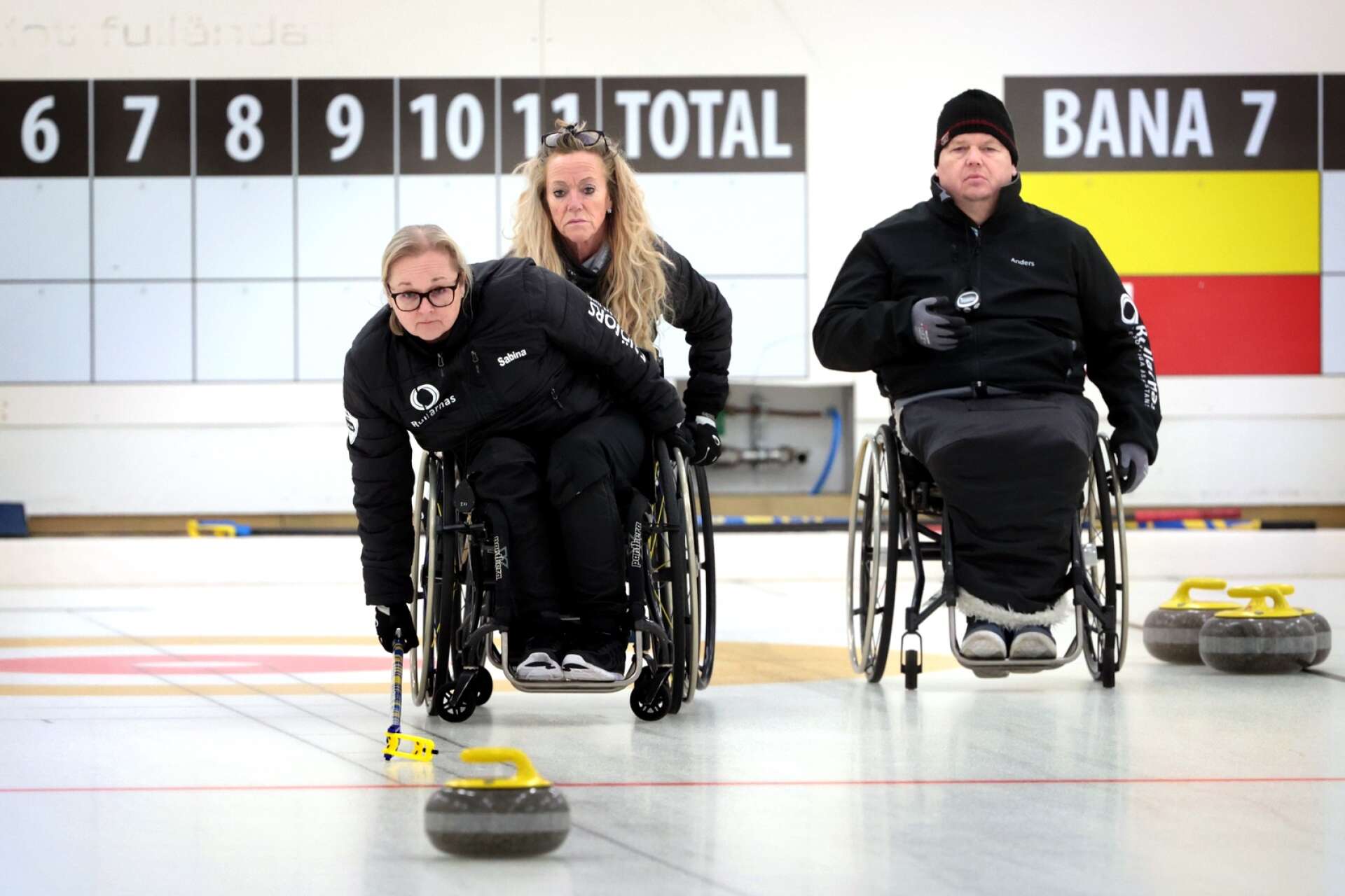 Sabina Johansson (som skickar iväg stenen) och Åsa Lie var två av tre Karlstadsspelare i Sveriges lag som blev fyra i VM i rullstolscurling. Den tredje var Johanna Glennert.