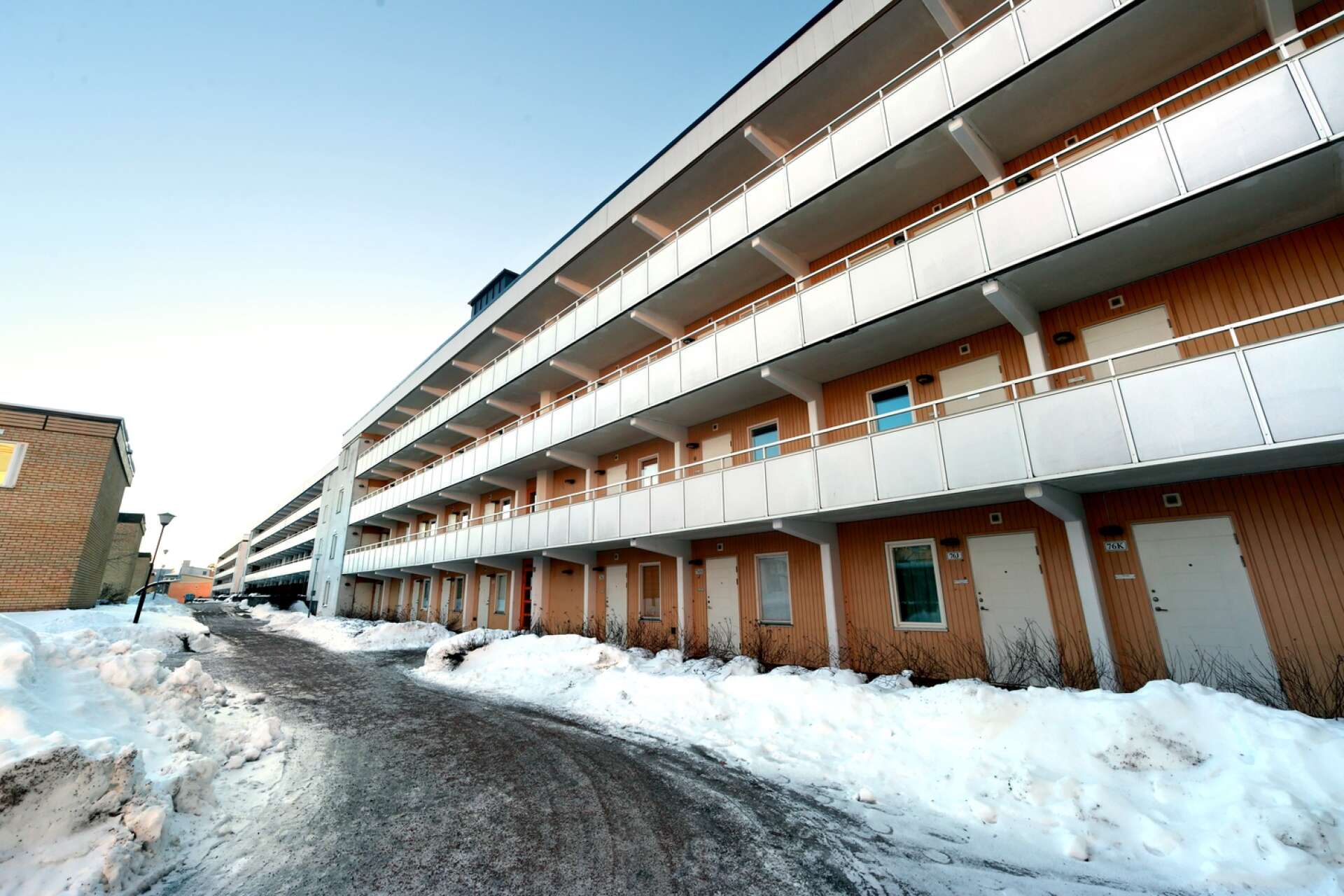 Invånarna på postnumret på Jakthornsgatan har lägst klimatutsläpp från sin konsumtion i Karlstads kommun. Varannan invånare lever med låg ekonomisk standard.