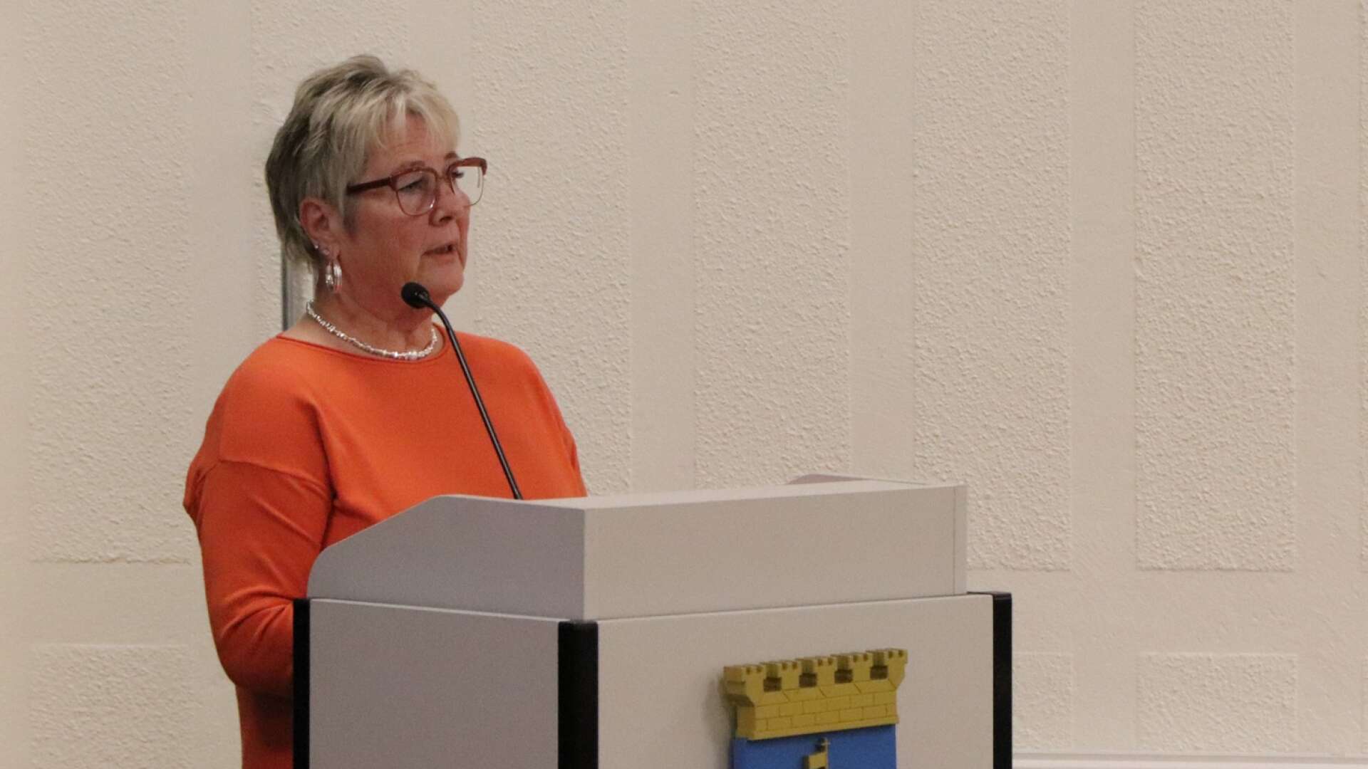 Socialdemokraten Merja Wester ställde frågor om rekrytering av personal inom vård- och omsorg i Hjo kommun.