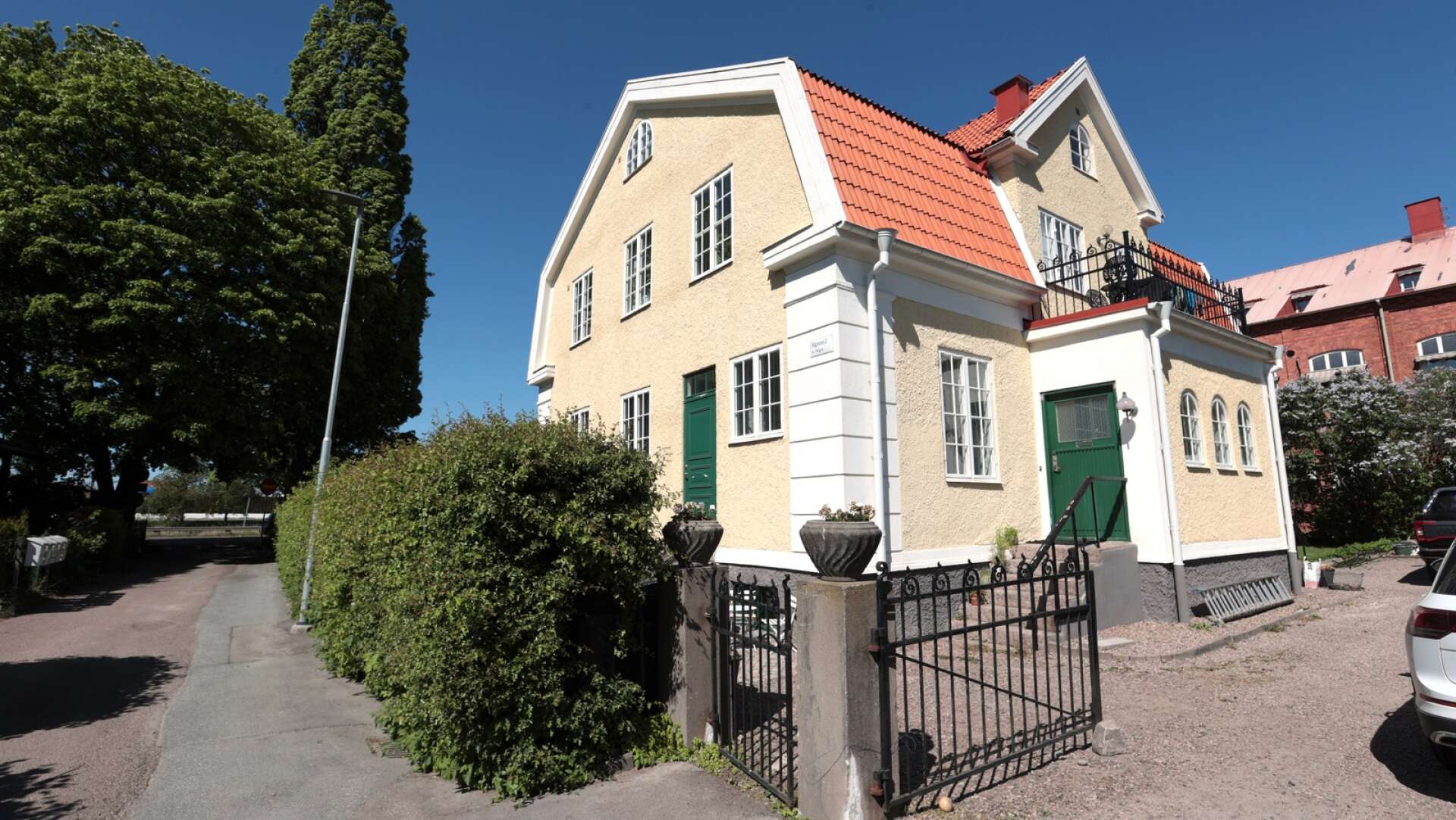 Huset är delat i två och familjen Nyholm disponerar undervåningen själva och hyr ut övervåningen.