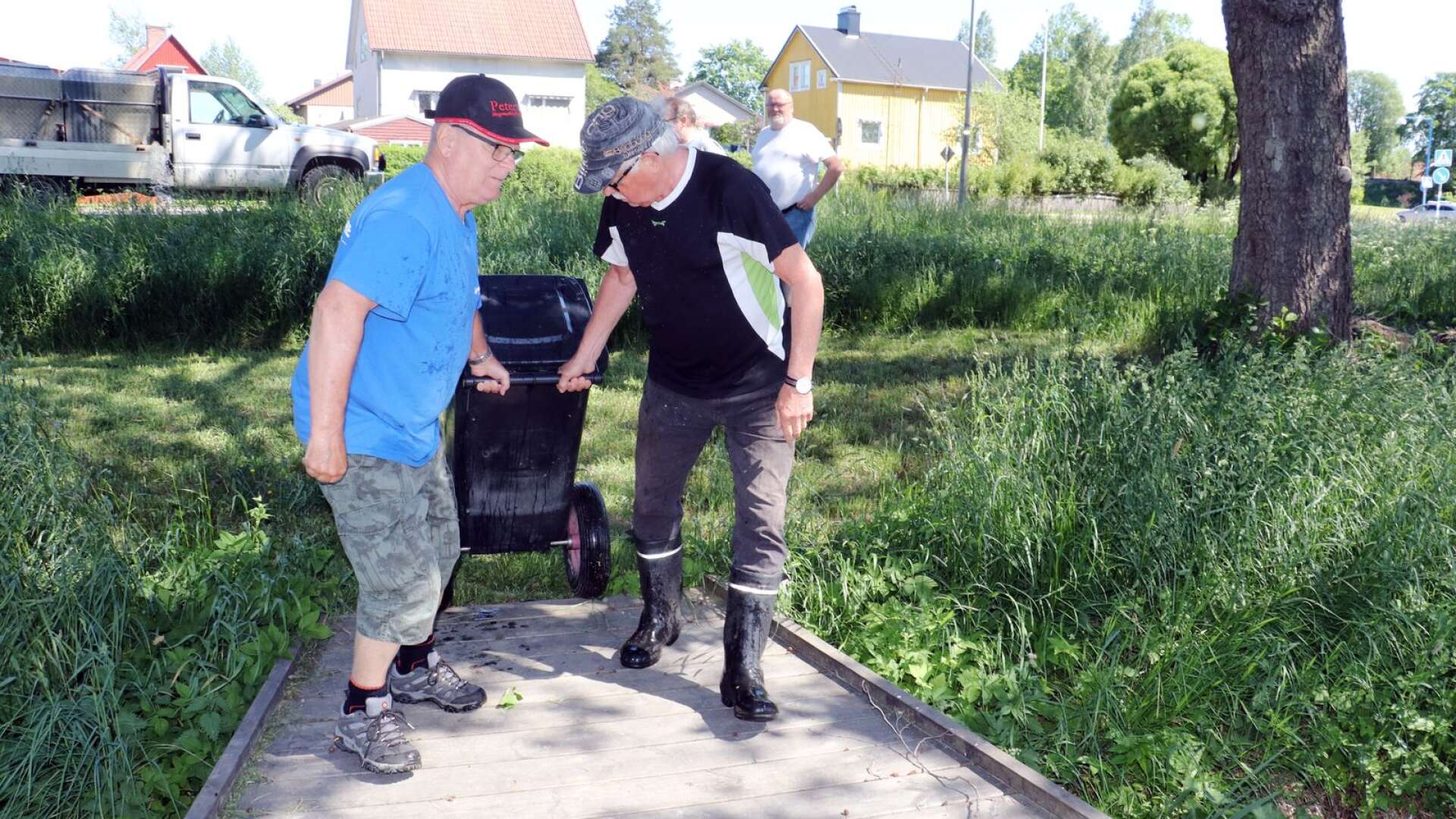70 kilo regnbåge sattes ut i Skillerälven lagom till sommarlovet. Här ska kommunens alla barn i åldrarna 4-15 år kunna fiska gratis i sommar.