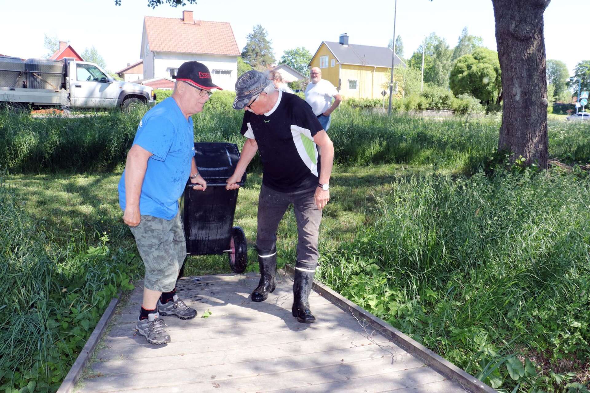 70 kilo regnbåge sattes ut i Skillerälven lagom till sommarlovet. Här ska kommunens alla barn i åldrarna 4-15 år kunna fiska gratis i sommar.