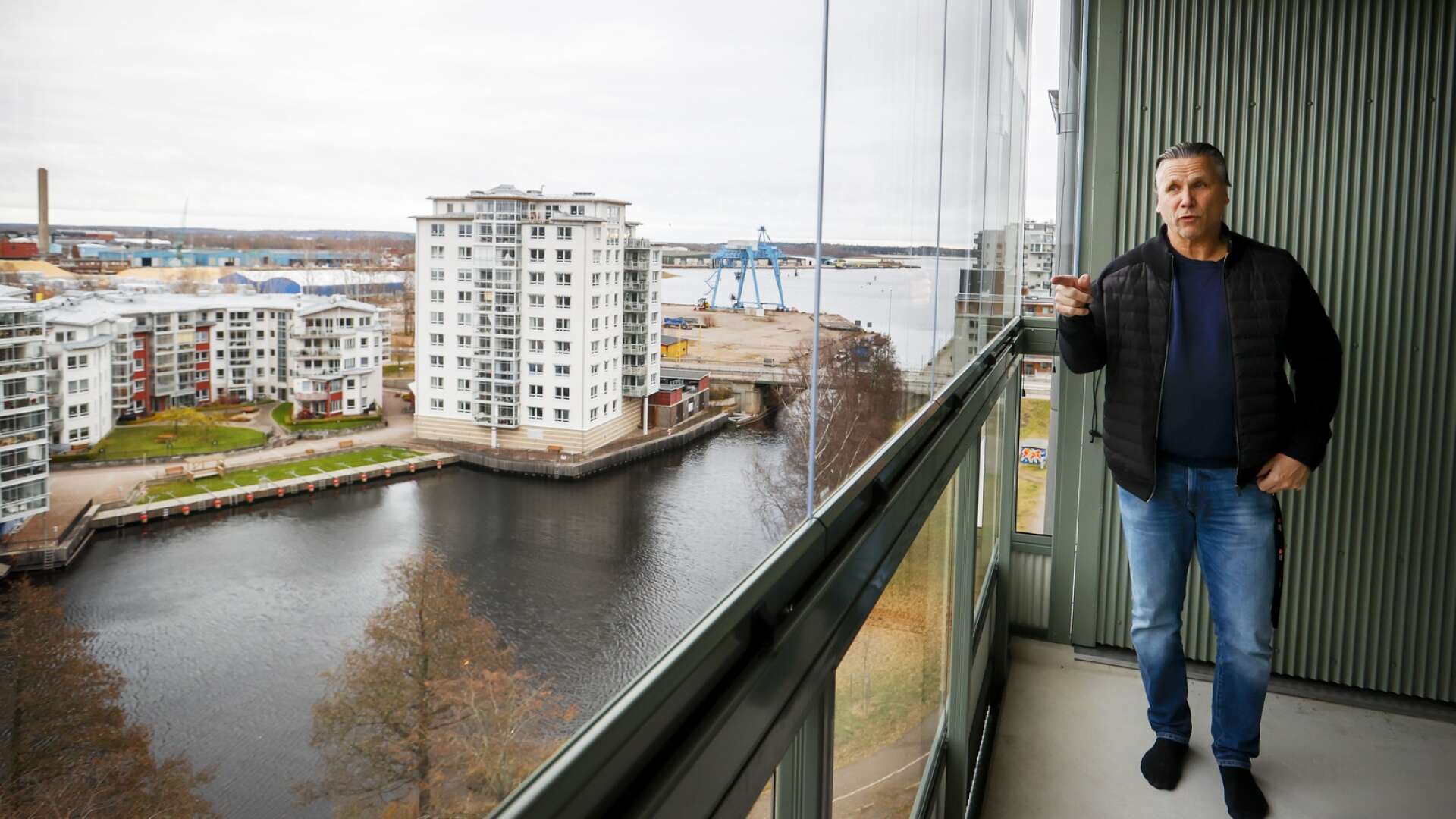 Ingemar Johansson håller på att flytta in i Peabs nya tiovåningshus på Kanikenäsbanken. Utsikten är storslagen över Vågmästaren, inloppet till Inre hamn samt över Yttre hamn.