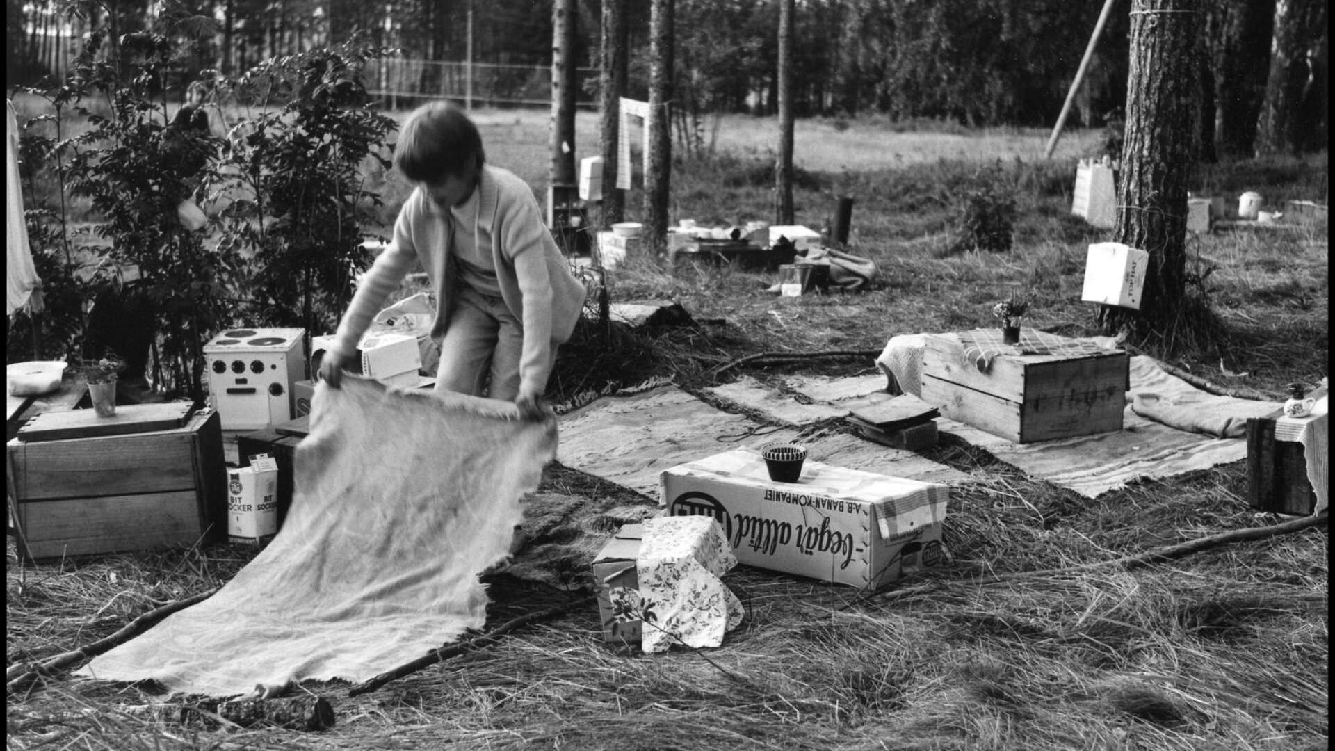 ”Sommaren har inga väggar” är rubriken på Mats Holmstrands bildsvit från Vålön, där han fångade några barn mitt i leken en augustidag 1964. Nu visas bilderna på Kristinehamns historiska museum.