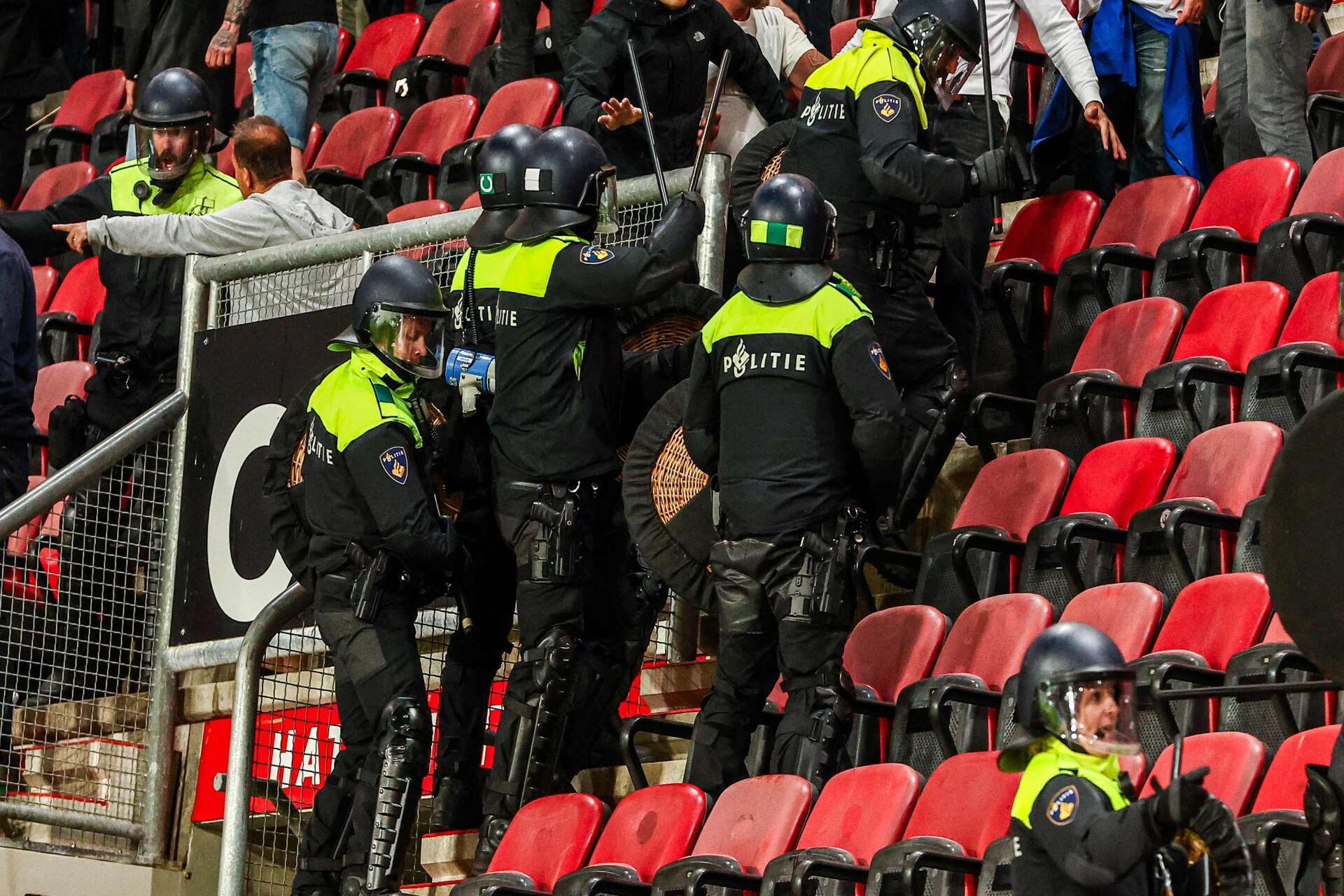 Polis på plats efter att stort antal Twenteanhängare attackerat läktarens långsida där samarbetspartners samt familjer till Hammarbyspelare och anställda satt. Scenerna utspelade sig efter matchen mellan Twente och Hammarby, sent på torsdagskvällen.