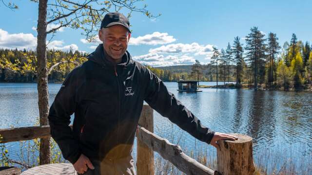 Thomas Peterson startade Naturbyn för 20 år sedan. Husbåten som ligger för ankar på sjön Eldan är senaste tillskottet.