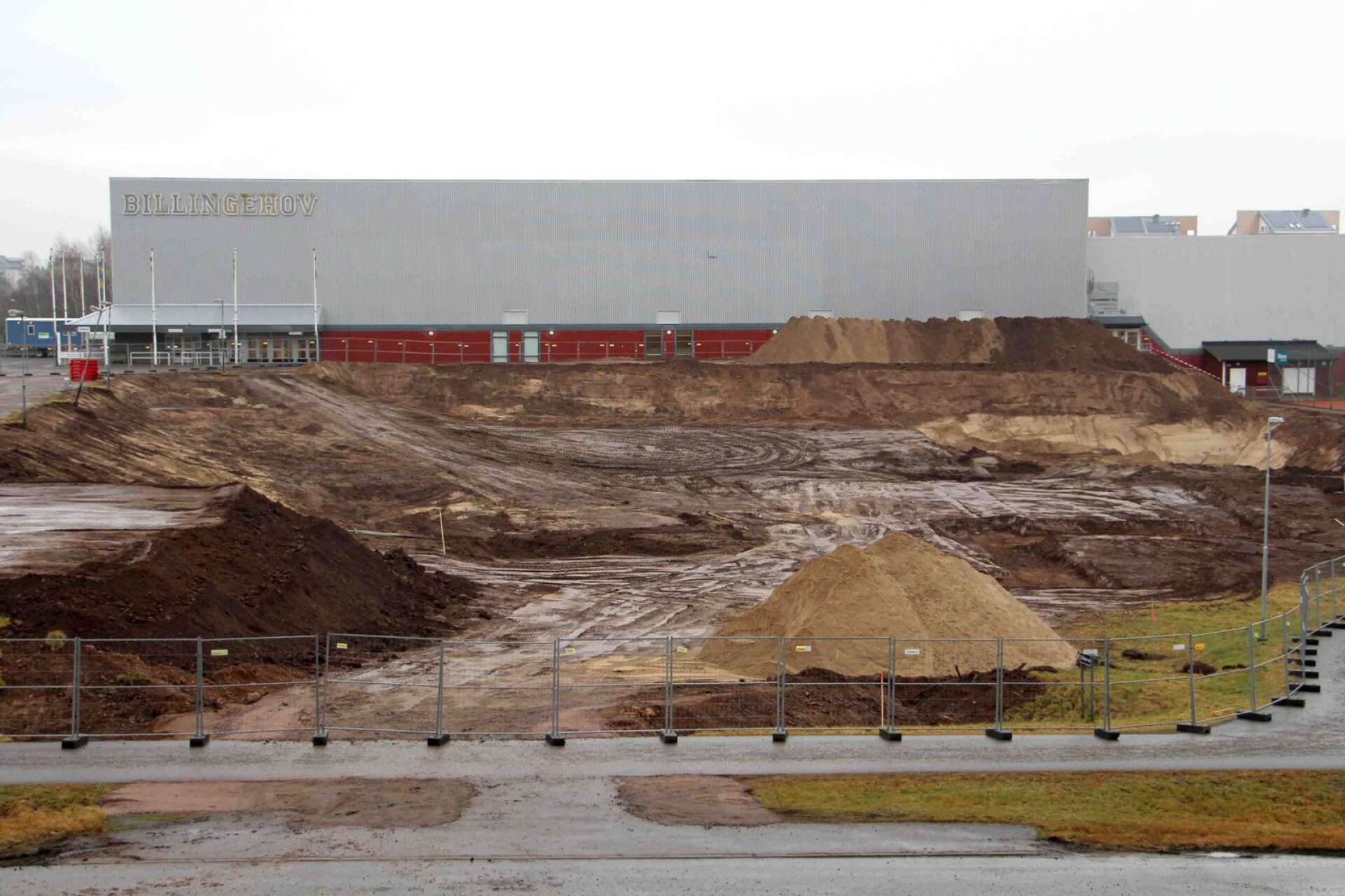 Ungefär så här såg det ut vid Skövdehem Arena när Skanska förvarade ett fordon och en bränsletank på området utan tillstånd.